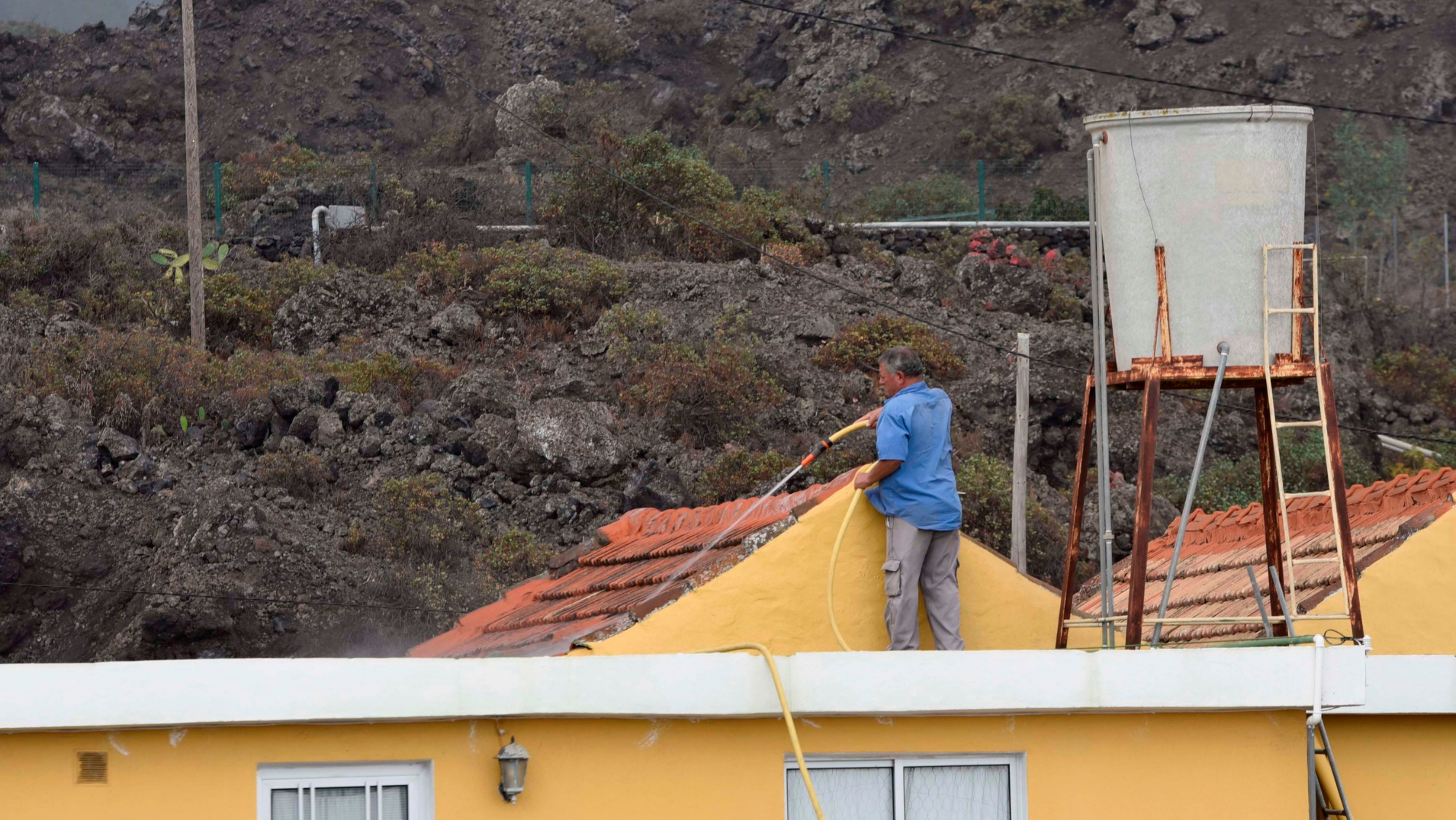 El Parlamento pide extinguir la deuda hipotecaria de viviendas destruidas por volcán