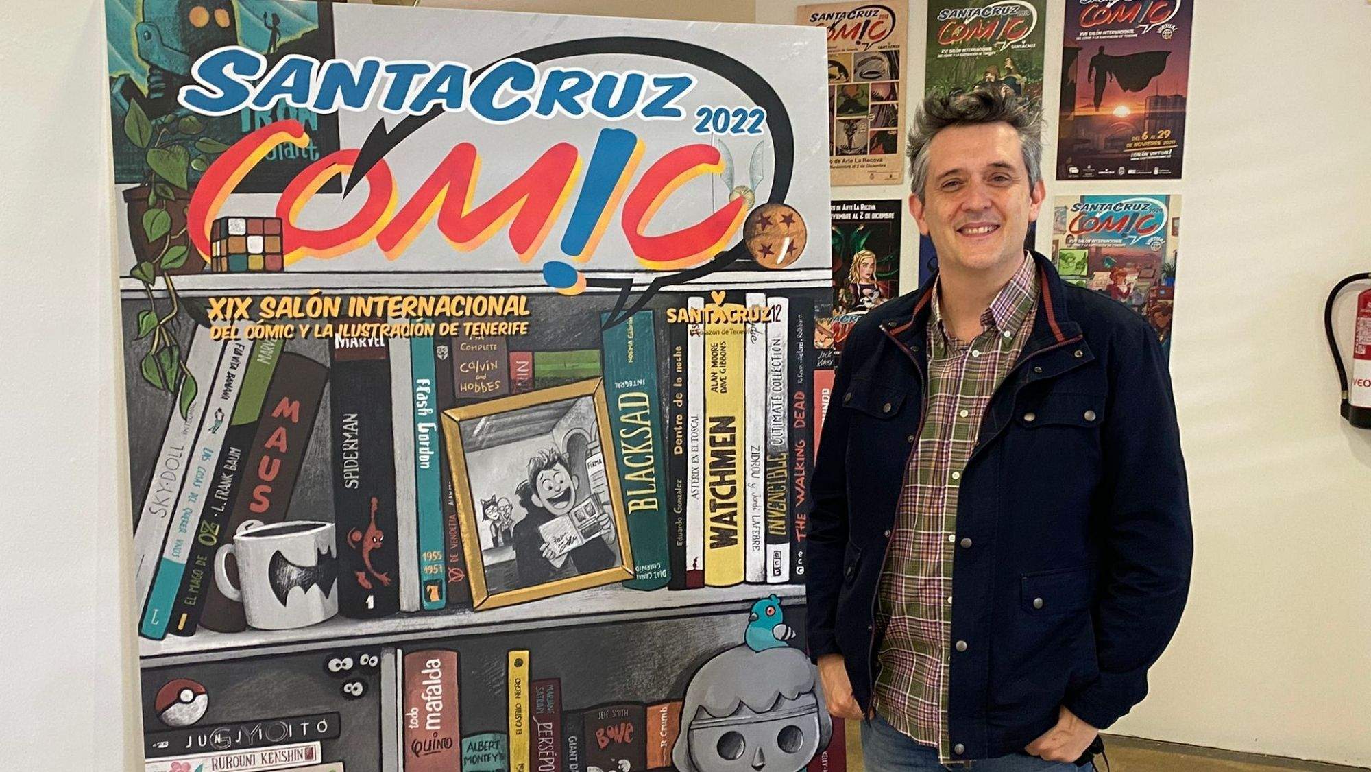 Javier Nóbrega junto a su cartel para el Salón Internacional del Cómic y la Ilustración de Tenerife. / AH