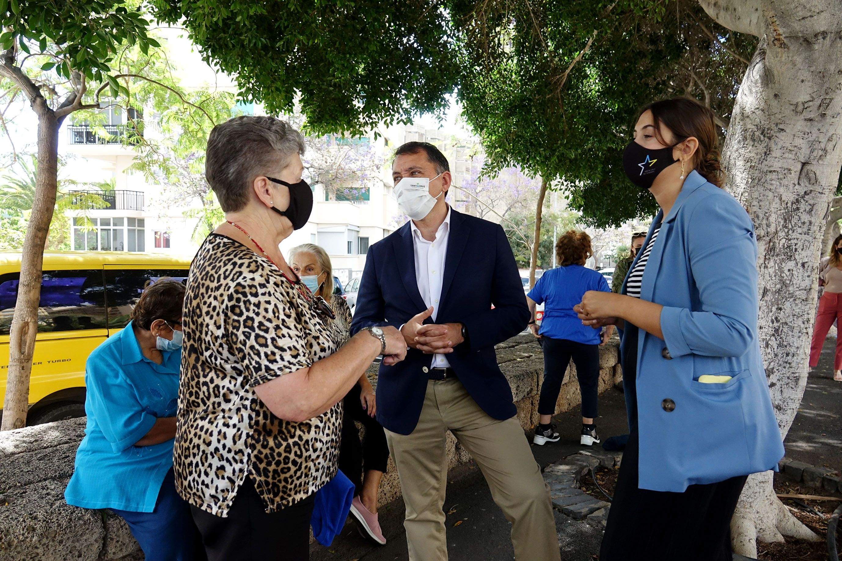 José Manuel Bermúdez, alcalde de Santa Cruz, visita las actividades del programa./ Ayuntamiento Santa Cruz de Tenerife