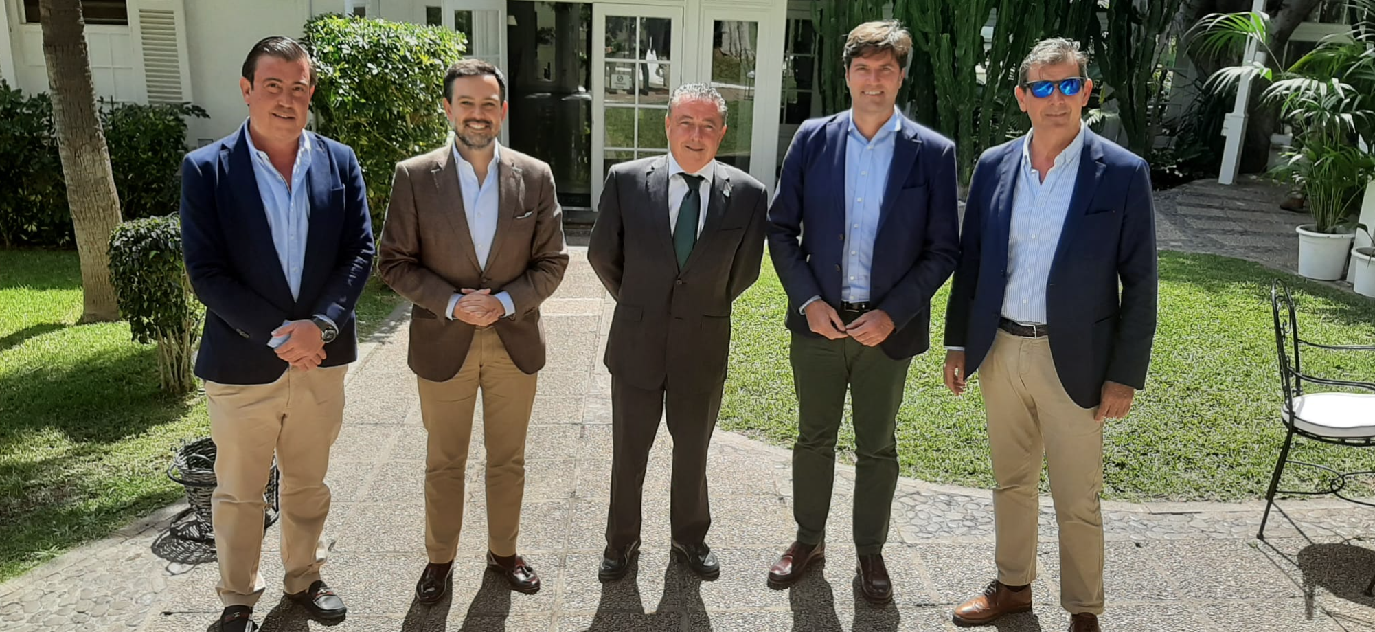 Emilio Navarro, presidente del PP en Tenerife, y Lope Afonso, coordinador general del partido en la isla, junto a Juan Barrientos y la cúpula de Tenerife Network./