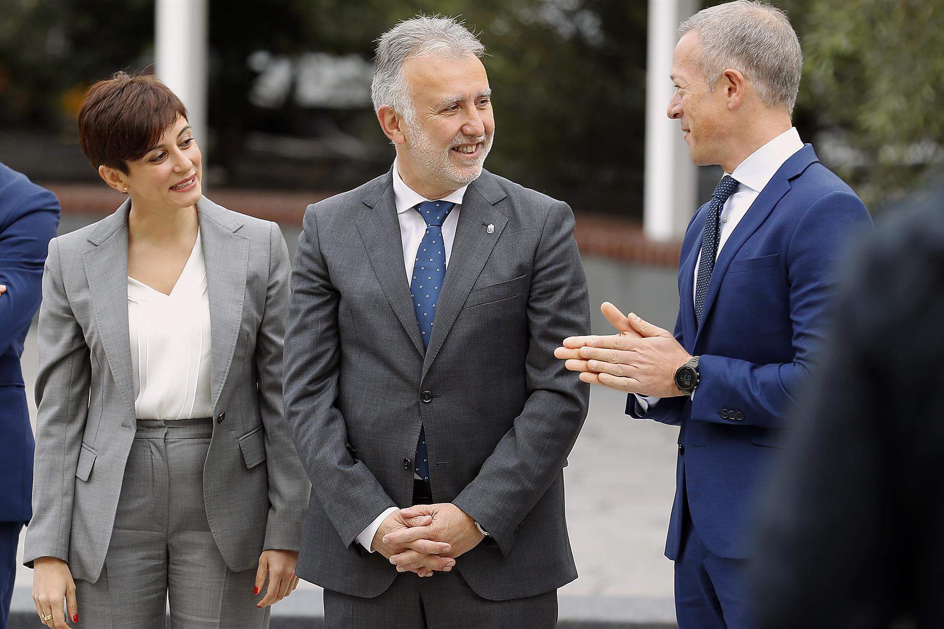 La ministra de Política Territorial y Portavoz, Isabel Rodríguez, conversa con el presidente de Canarias, Víctor Torres, y el presidente del Senado, Ander Gil./ EFE - Elvira Urquijo