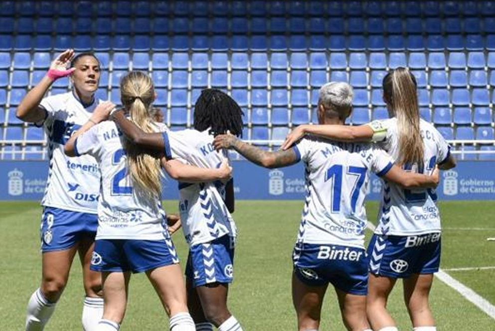 Las jugadoras de la UD Granadilla celebran el gol de Nasello para sellar la victoria en el Heliodoro./ Twitter