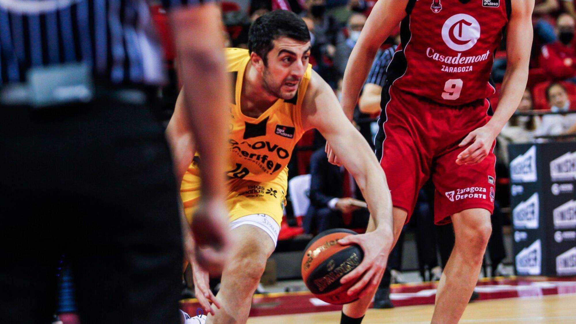 Gio Shermadini en una acción del partido contra el Casademont Zaragoza. / ACB Photos E. Casas