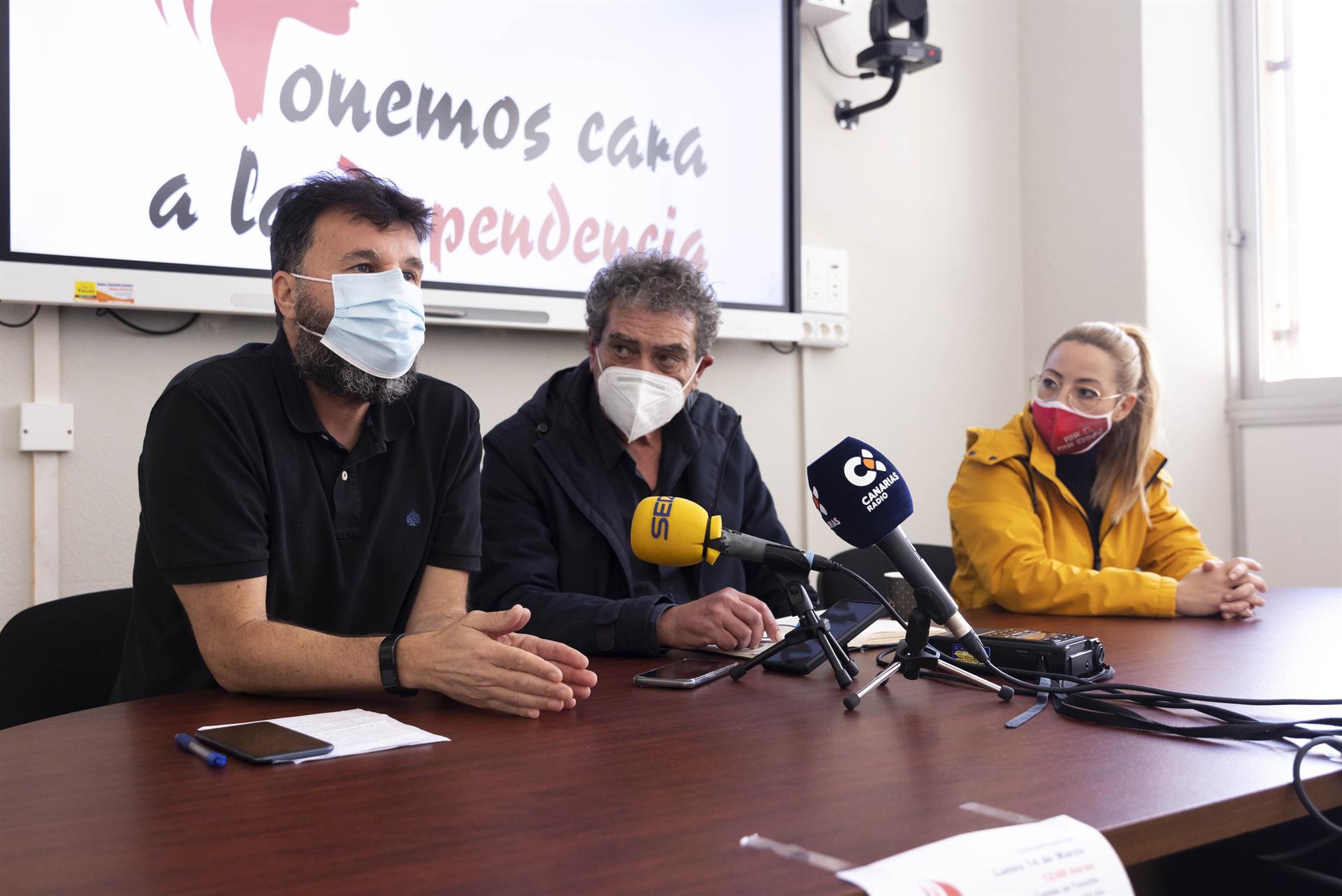 El secretario general de Comisiones Obreras en Canarias, Inocencio González (centro) y el representante de la federación de Sanidad y Seguridad Social de CCOO Canarias, Alexis Rodriguez García (izquierda)./ EFE/Miguel Barreto