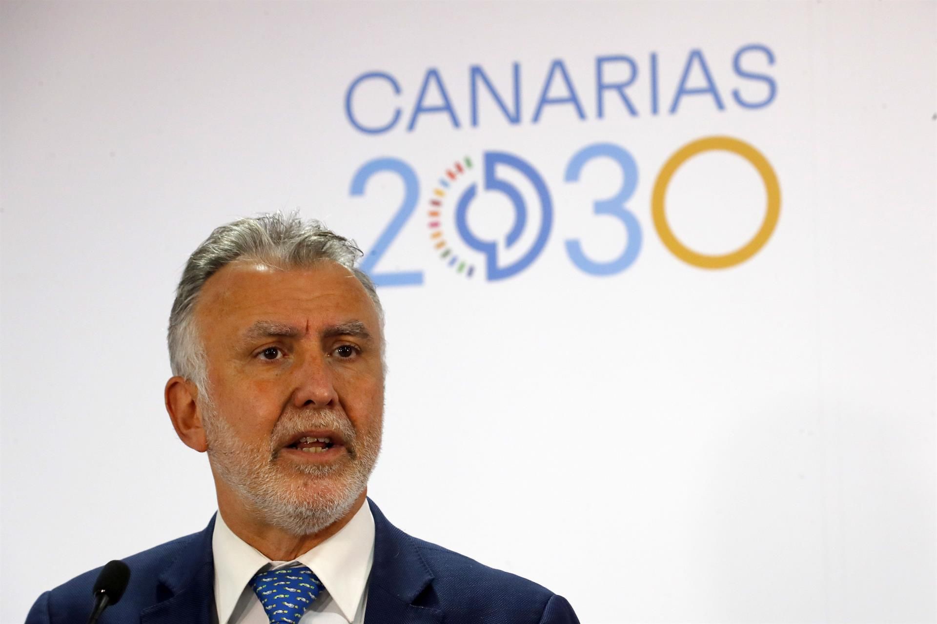 El presidente de Canarias, Ángel Víctor Torres, en una rueda de prensa tras la reunión del Consejo Asesor y del Plan Reactiva en la que ha declarado que no bajará los impuestos./ EFE/ Elvira Urquijo