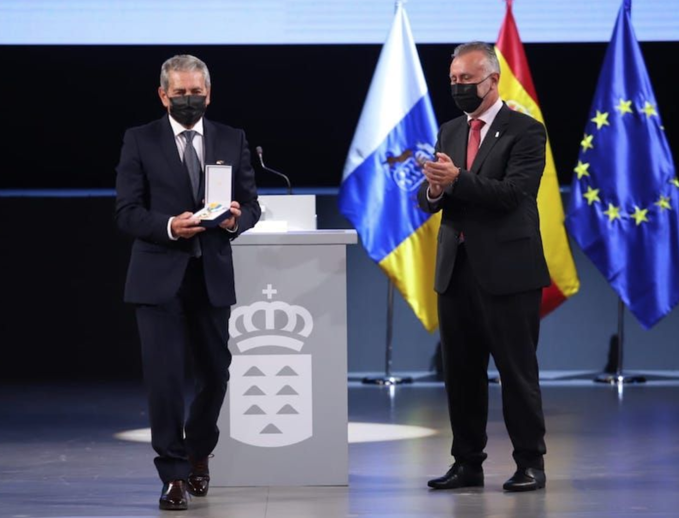 Antonio Armas recibe la Medalla de Oro de Canarias 2021./