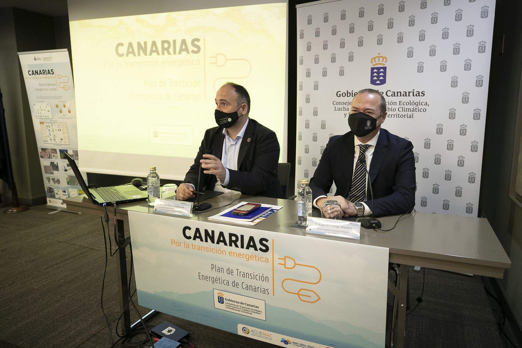 El consejero de Transición Ecológica, José Antonio Valbuena, y el alcalde de Las Palmas de Gran Canaria, Augusto Hidalgo en la presentación del Plan de Transición Energética. / Cedida