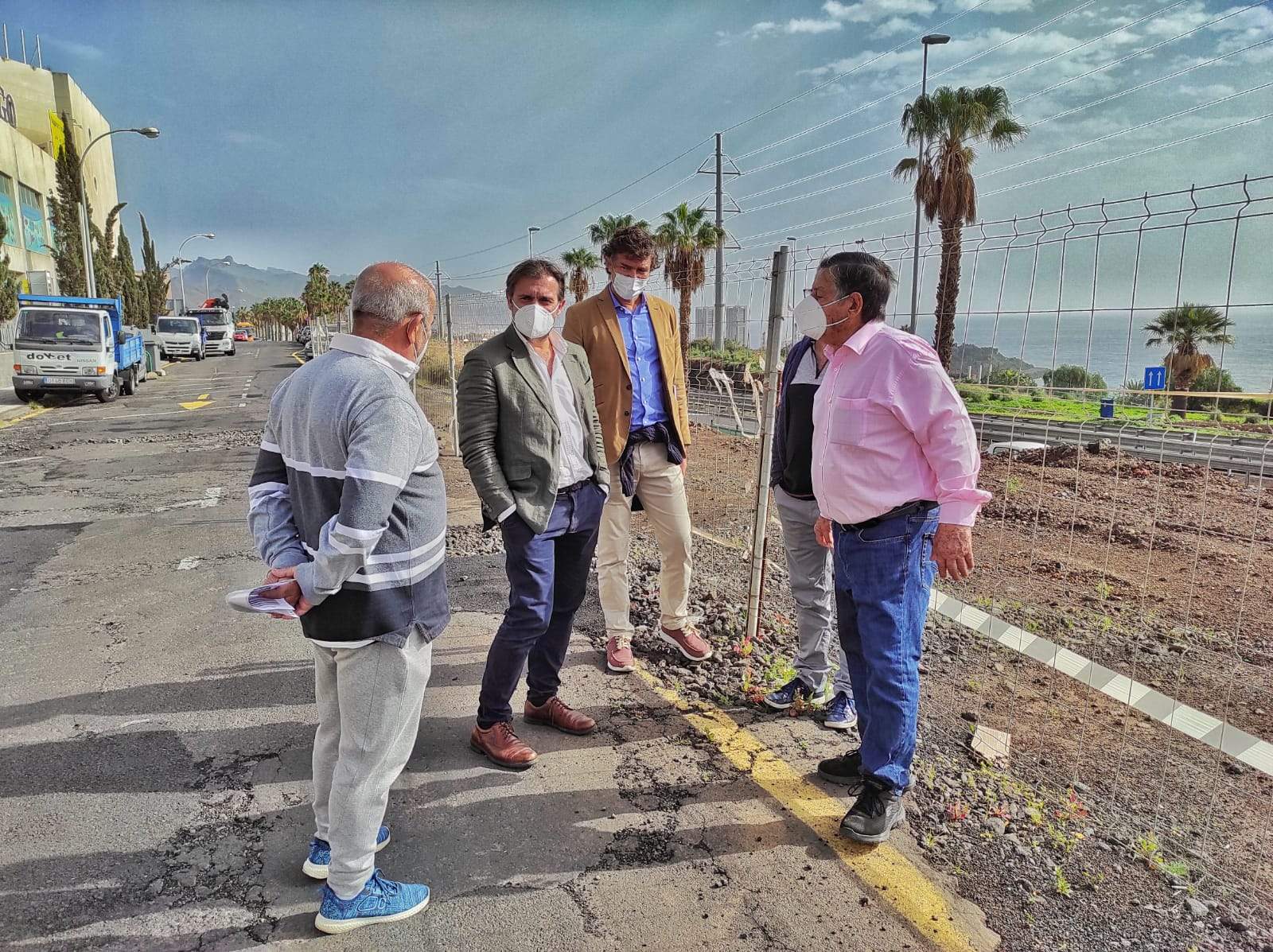 Manuel Fernández, consejero del PP en el Cabildo de Tenerife, visita el barrio de Chamberí en Santa Cruz de Tenerife./ Partido Popular