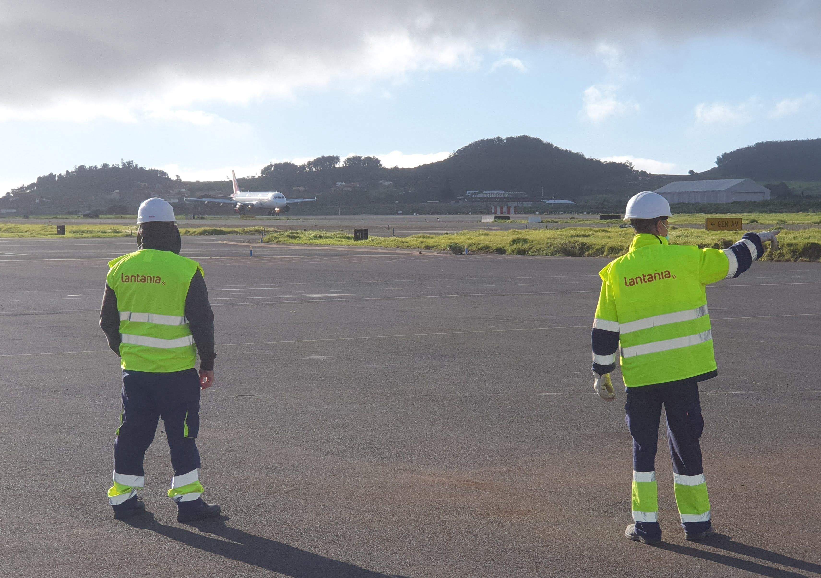 Operarios de Lantania en el aeropuerto de Tenerife Norte (Los Rodeos)./