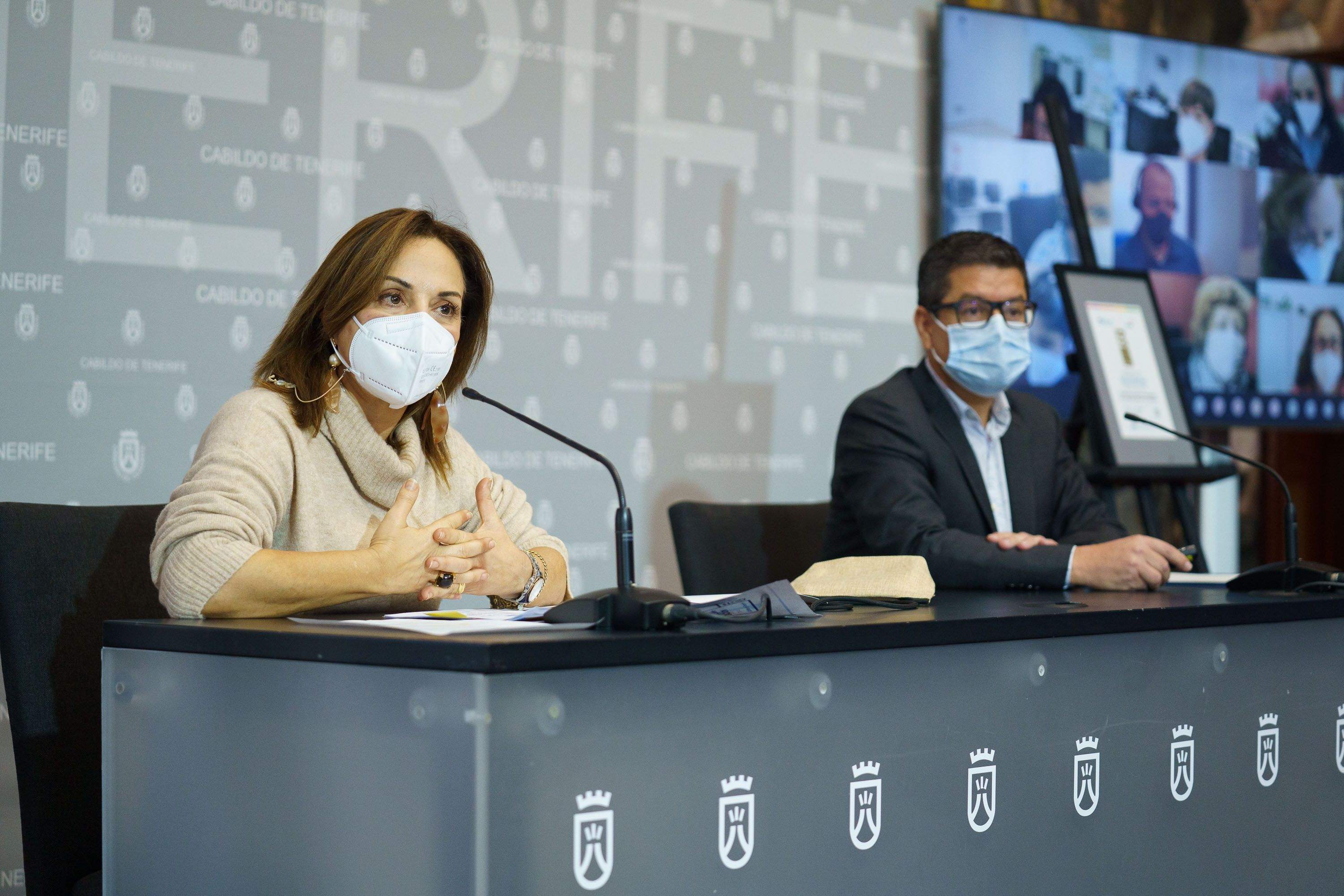 La vicepresidenta segunda y consejera Insular de Presidencia, Hacienda y Modernización, Berta Pérez, y el director insular de Modernización, Daniel Morales./