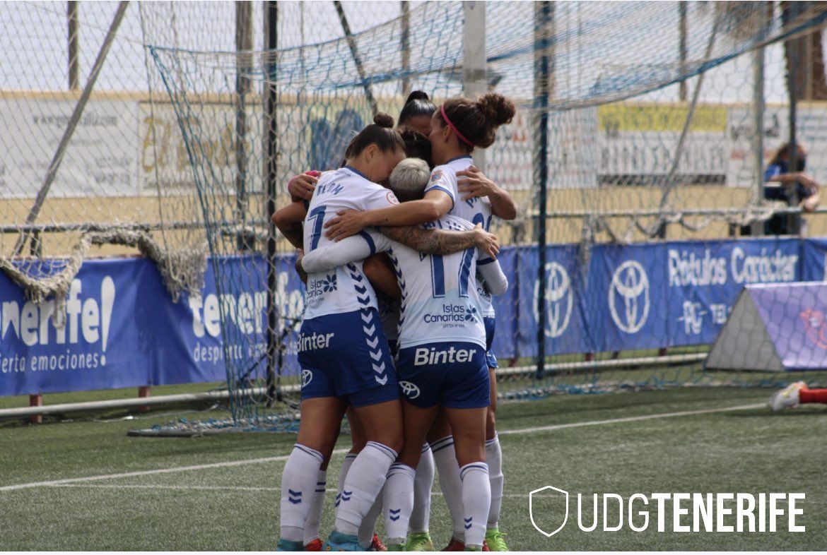 Las jugadoras de la UD Granadilla Tenerife se abrazan tras un gol./ Twitter UDG