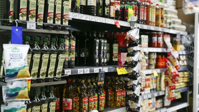 Zona de aceites de oliva y aceites de girasol en un supermercado. / Archivo