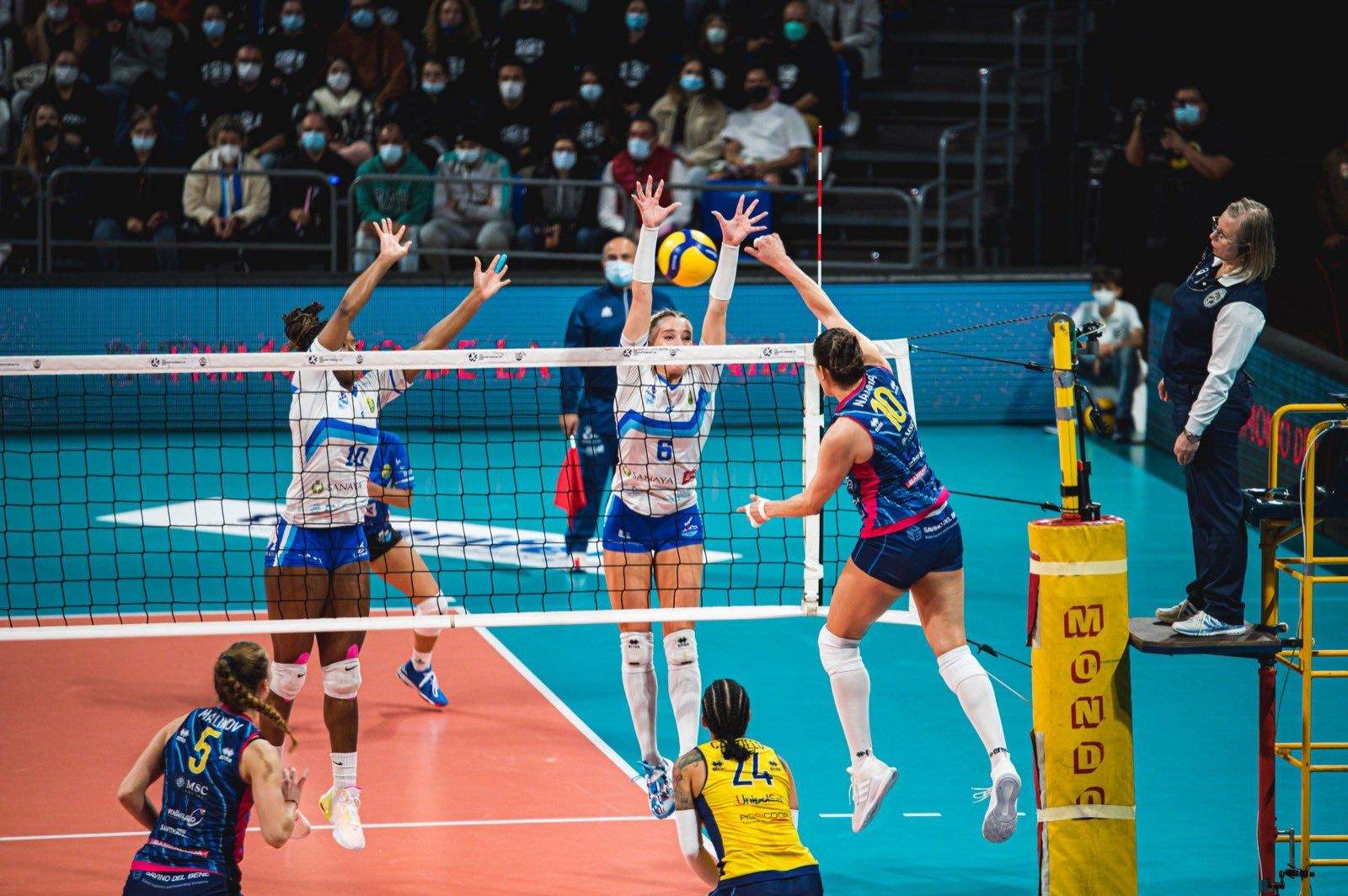 Jeanpierre ejecuta un bloqueo en una de las jugadas del partido de ida de Challenge Cup entre Haris y Scandicci./ Twitter