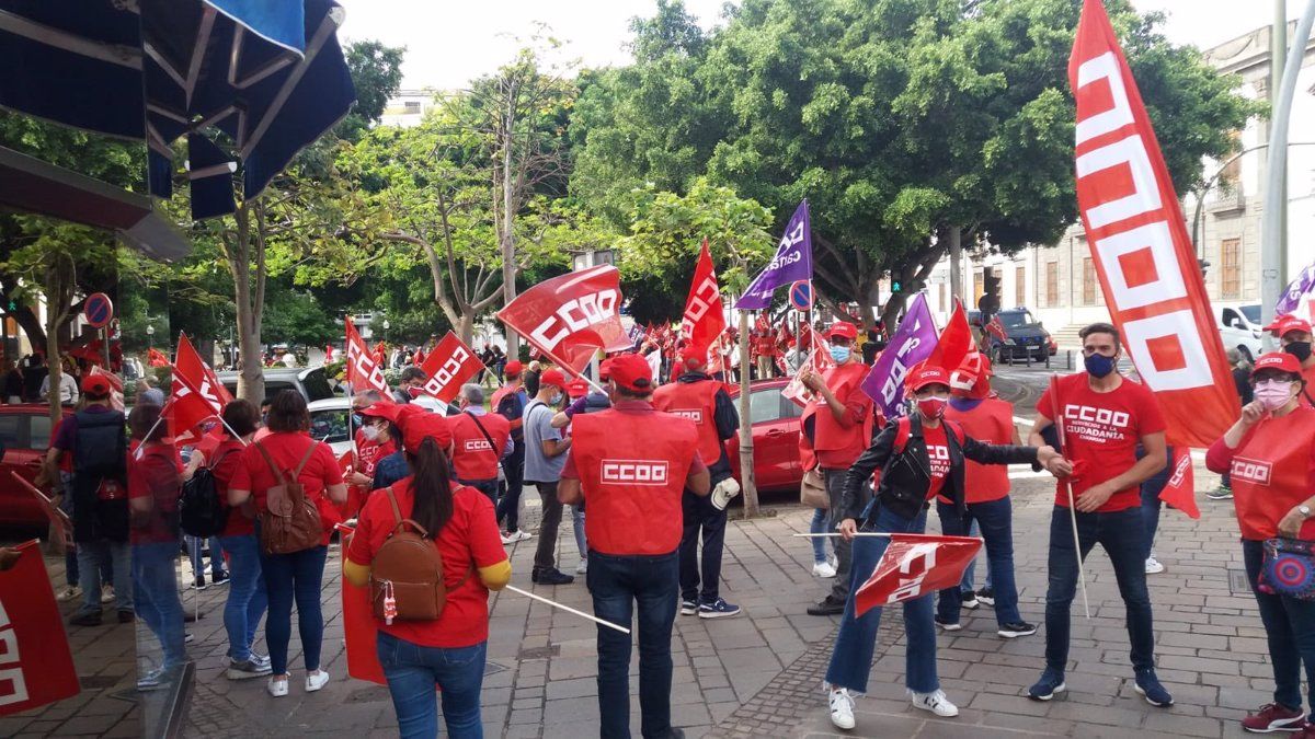 Un colectivo de CCOO manifestándose en la Plaza Weyler de Santa Cruz de Tenerife. / Europa Press 