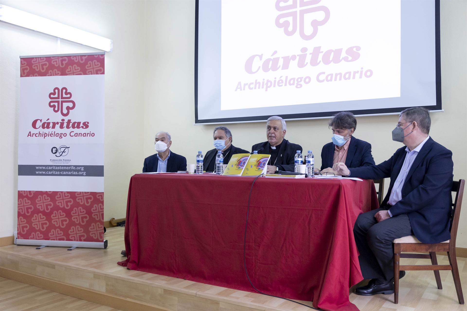 Los obispos de Canarias y Tenerife, José Mazuelos (segundo por la izquierda) y Bernardo Álvarez (centro), en la presentación del informe sobre exclusión./ EFE/Miguel Barreto
