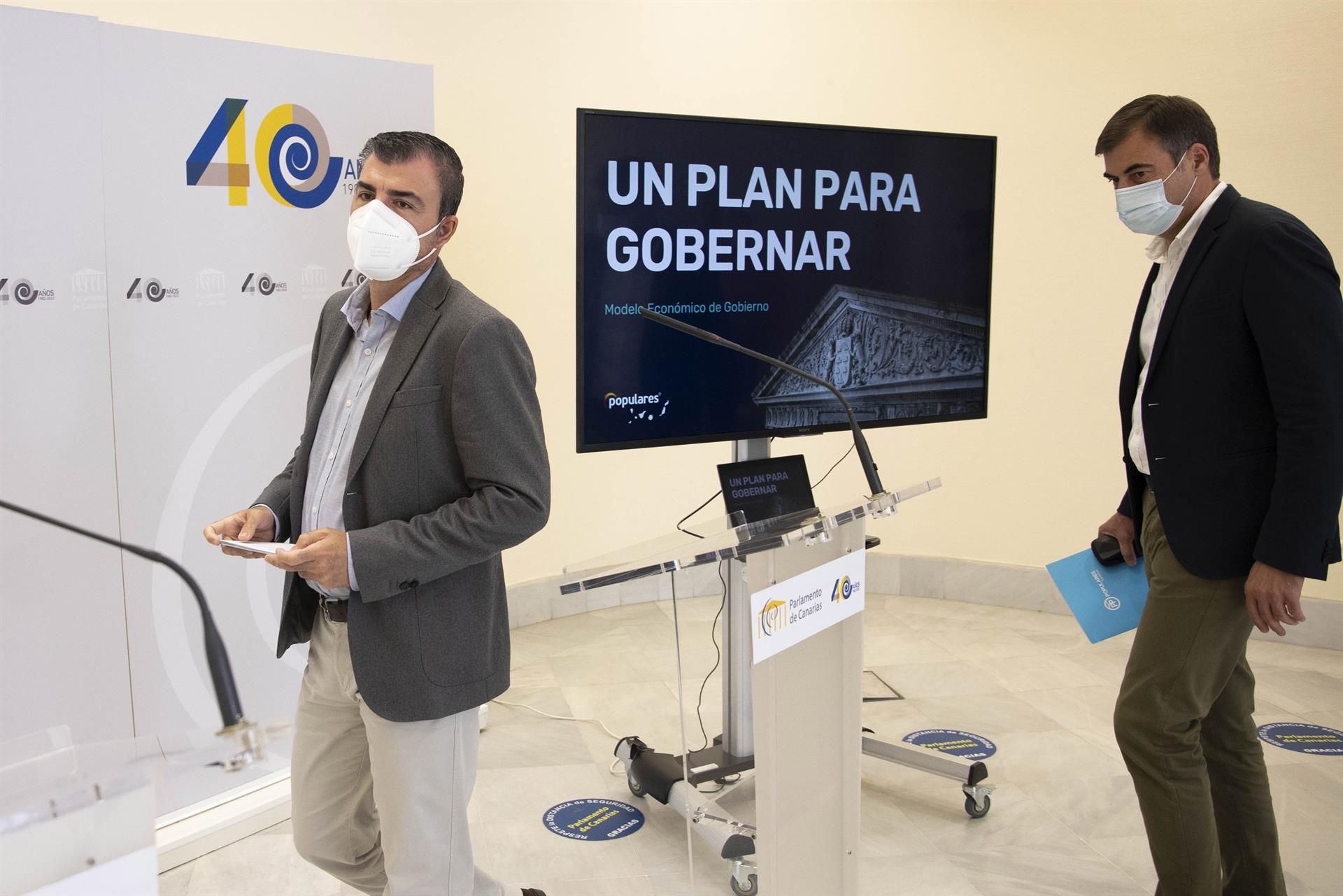 El presidente del Partido Popular en Canarias, Manuel Domínguez, acompañado del diputado del mismo partido, Fernando Enseñat./