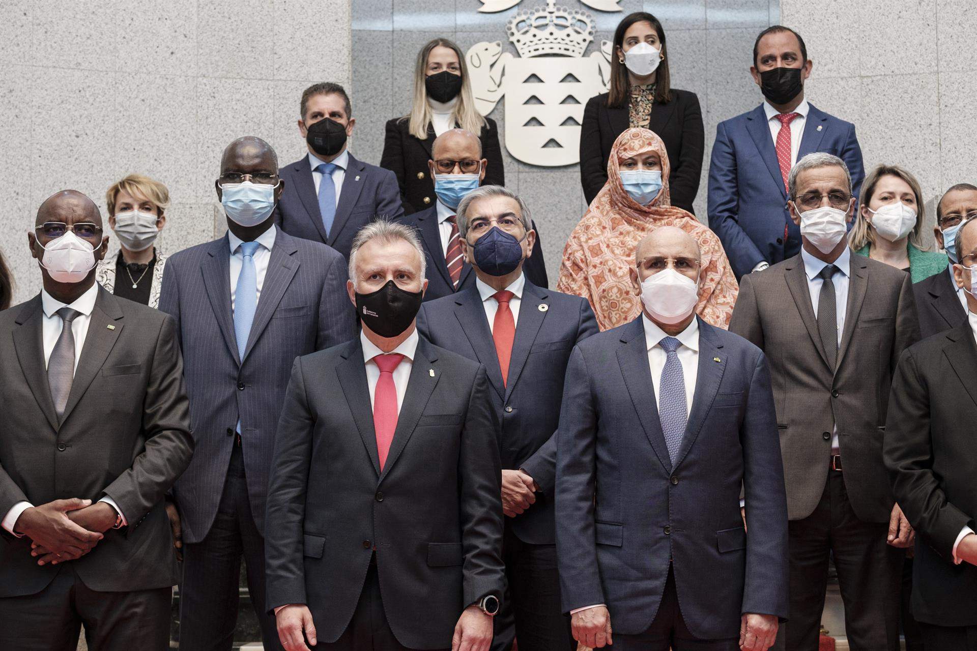 El presidente de Canarias, Ángel Víctor Torres, con el presidente de Mauritania, Mohamed Ould Ghazouani, y varios de sus ministros../