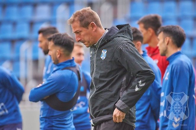 Ramis, pensativo durante una de las sesiones preparatorias del partido del CD Tenerife ante la UD Almería./ Twitter