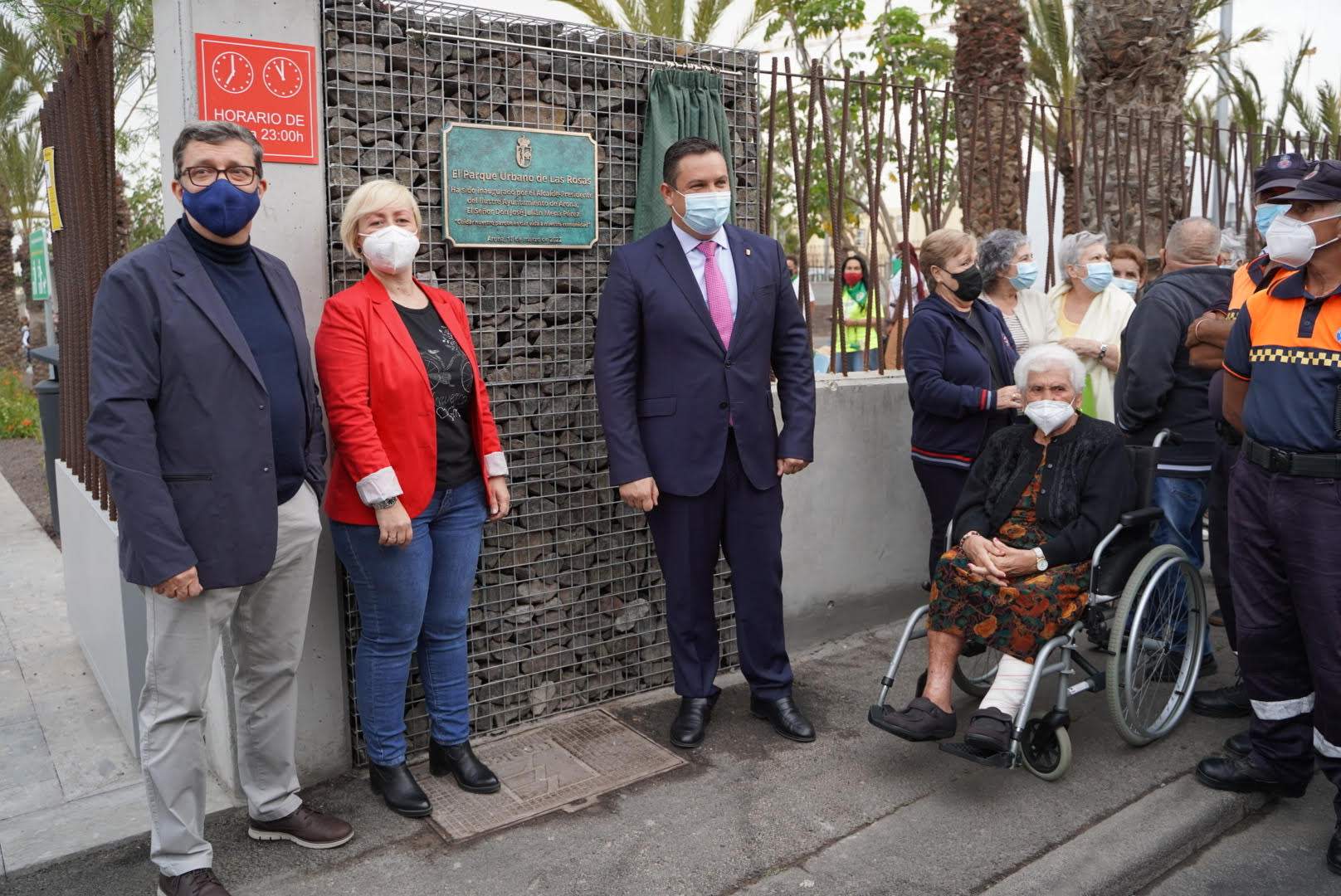 El alcalde José Julián Mena inaugura el Parque Urbano de Las Rosas junto a representantes vecinales./