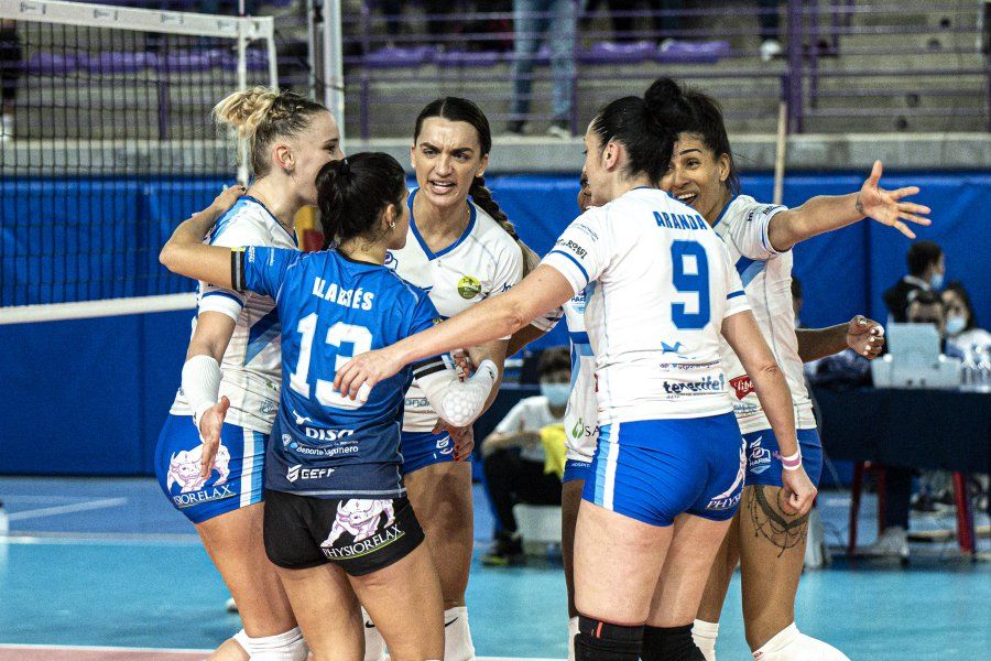 Las jugadoras del CV Haris celebran su victoria ante el Barcelona en el último partido de la liga regular./ Twitter