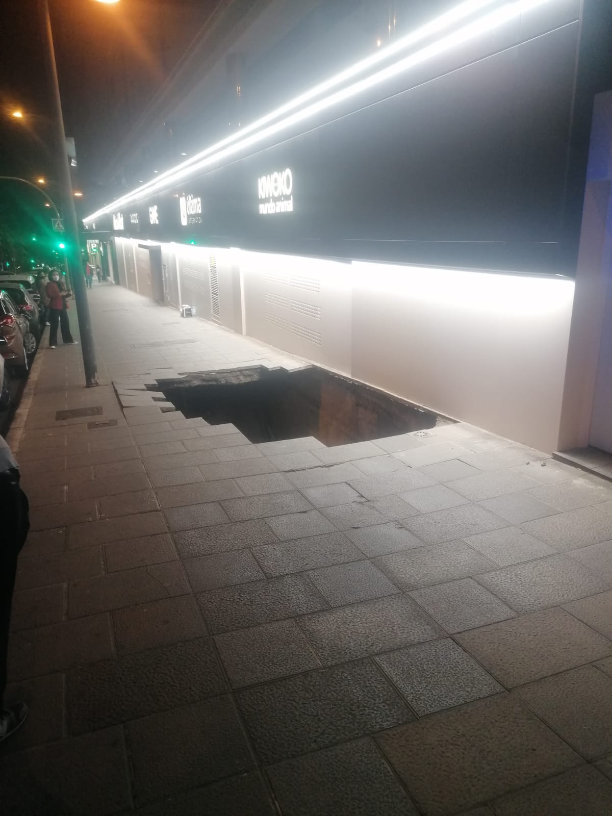 Socavón en la avenida 3 de Mayo de Santa Cruz, junto a un transitado centro comercial./