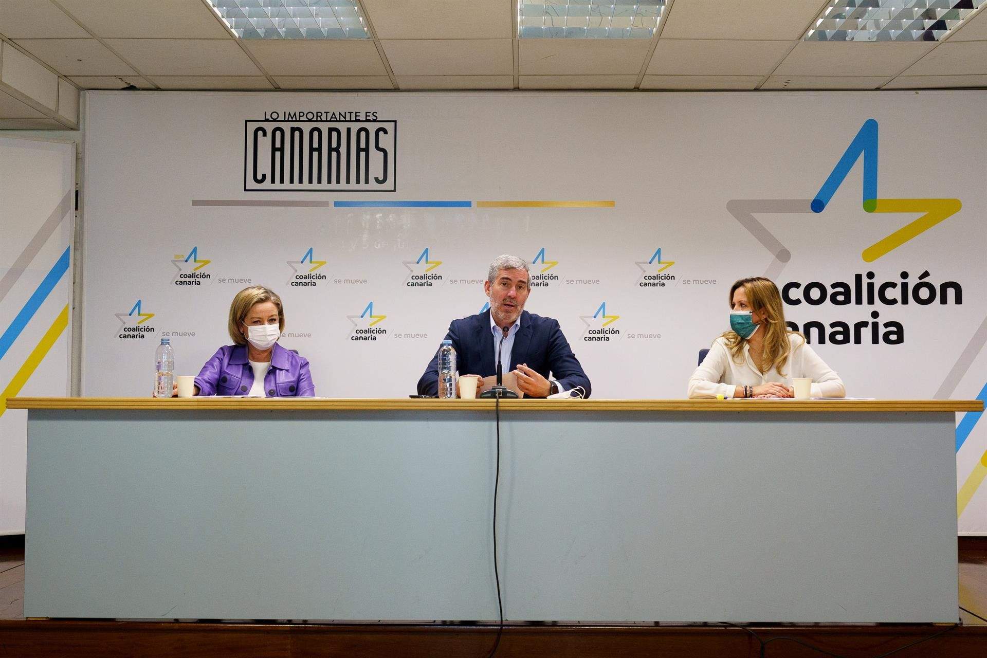 El secretario general nacional de Coalición Canaria-PNC y senador por la Comunidad Autónoma, Fernando Clavijo, y las diputadas nacional y autonómica Ana Oramas y Rosa Dávila en rueda de prensa./ EFE/Archivo
