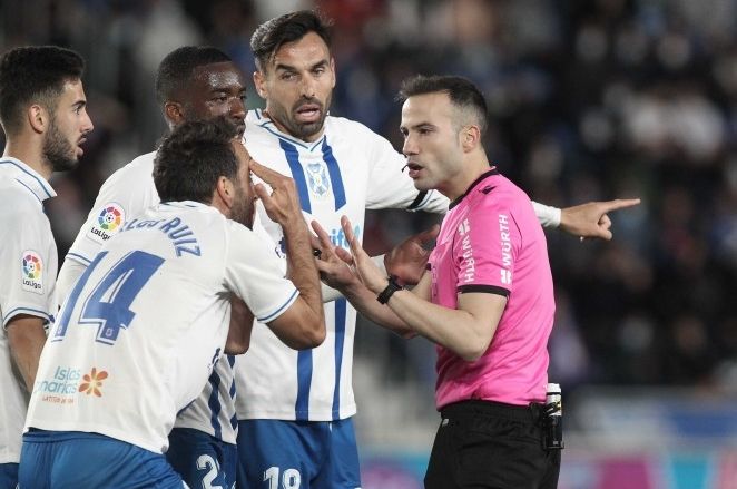 Los jugadores del CD Tenerife protestan el penalti que dio la victoria a la UD Almería en el Heliodoro./ Twitter