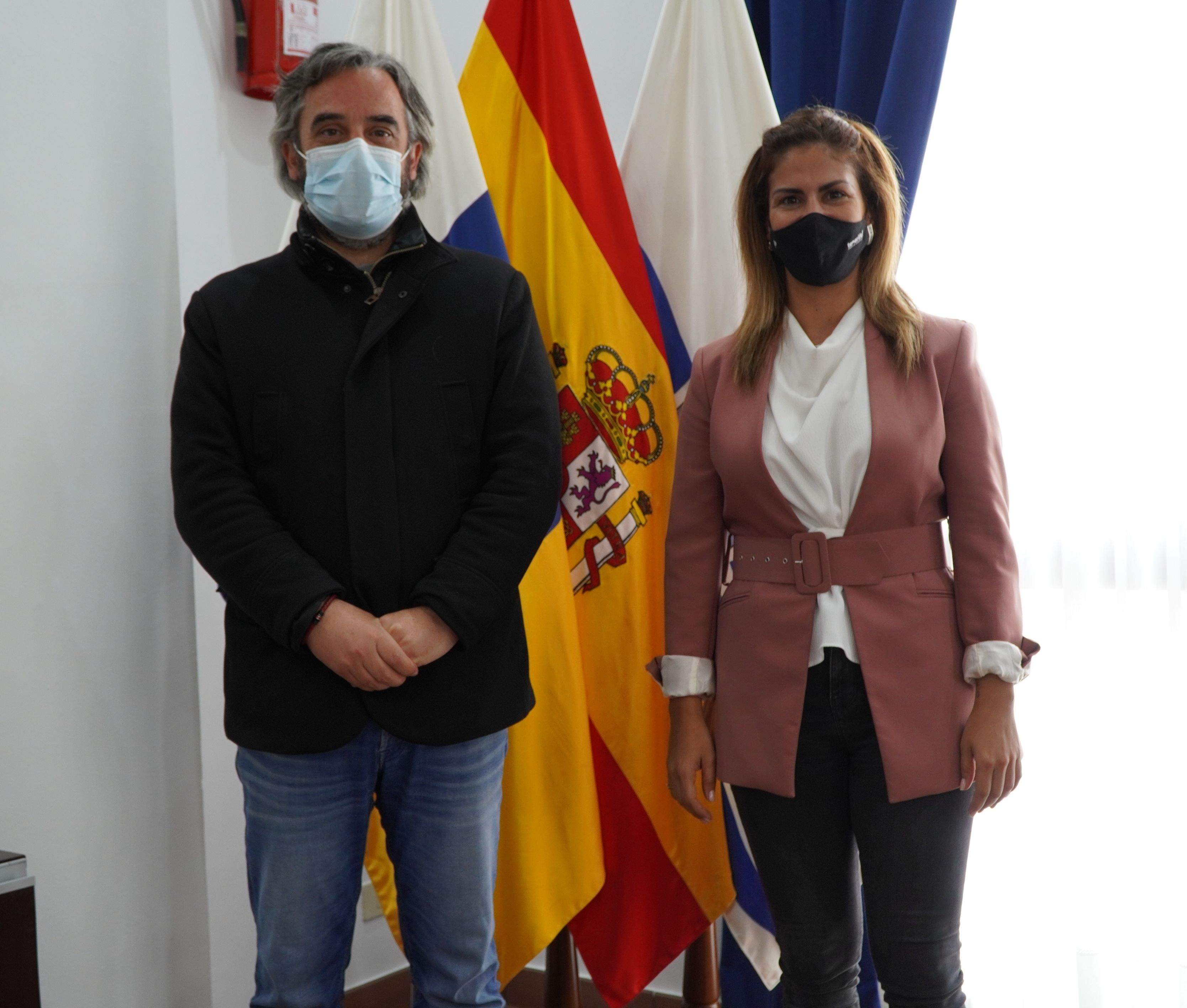 El Alcalde, Ezequiel Domínguez, y la Directora Insular, Laura Castro. / Ayuntamiento de San Juan de la Rambla