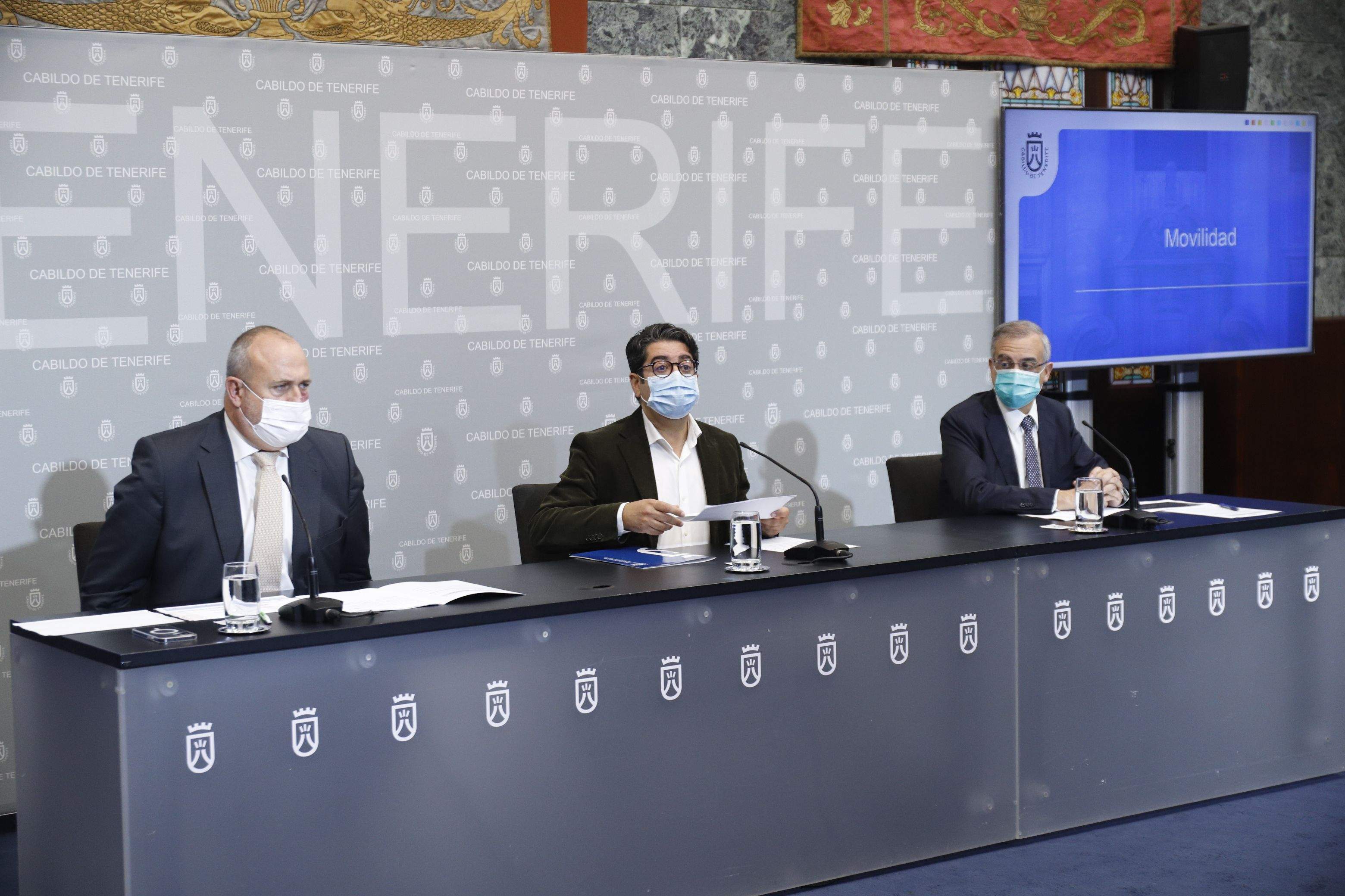 El presidente del Cabildo de Tenerife, Pedro Martín, el consejero de Movilidad, Enrique Arriaga, y el director insular de Movilidad, José Alberto León./
