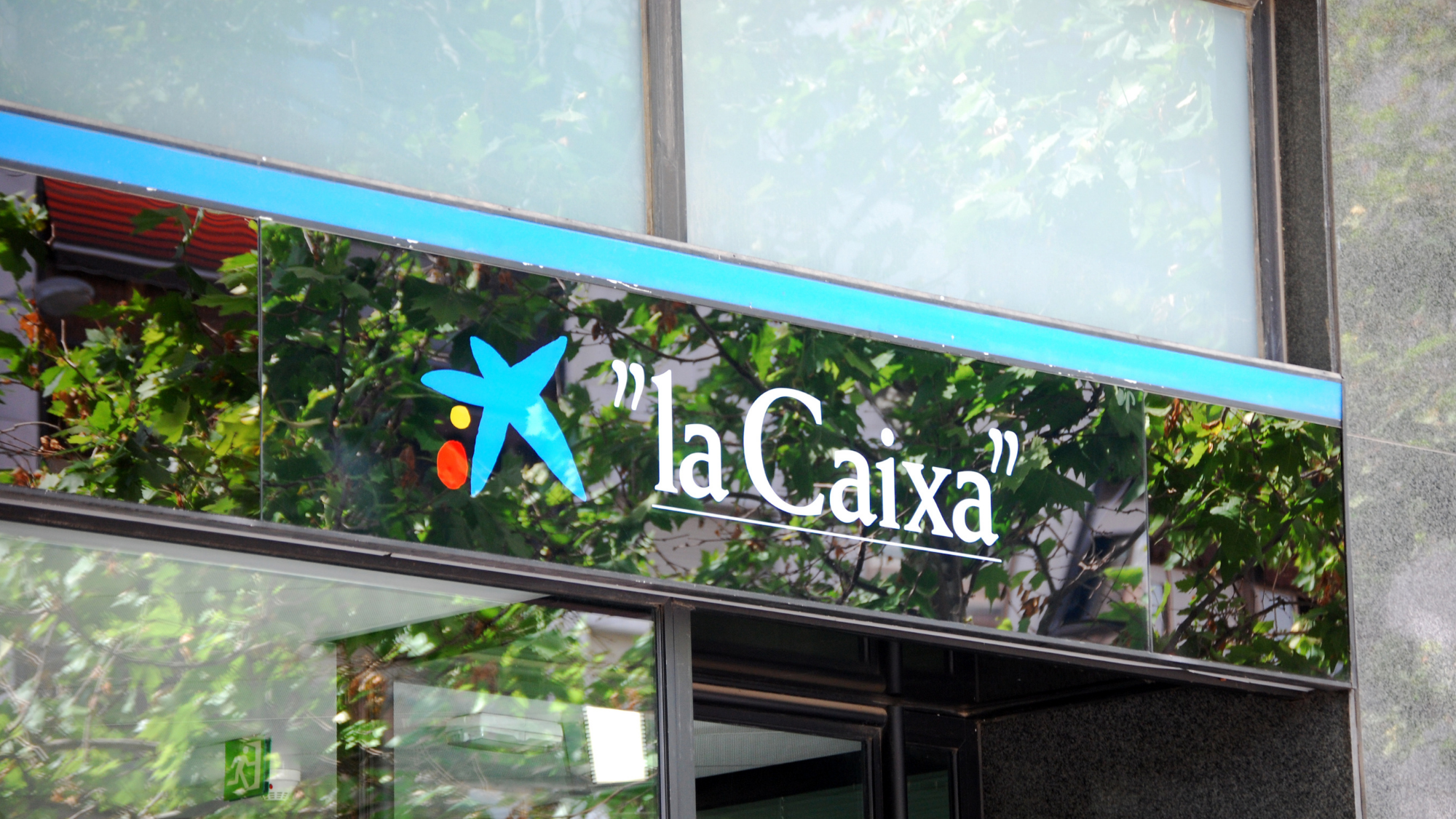 Europa abandona la atención presencial en banca mientras el sector dobla la tasa de sucursales