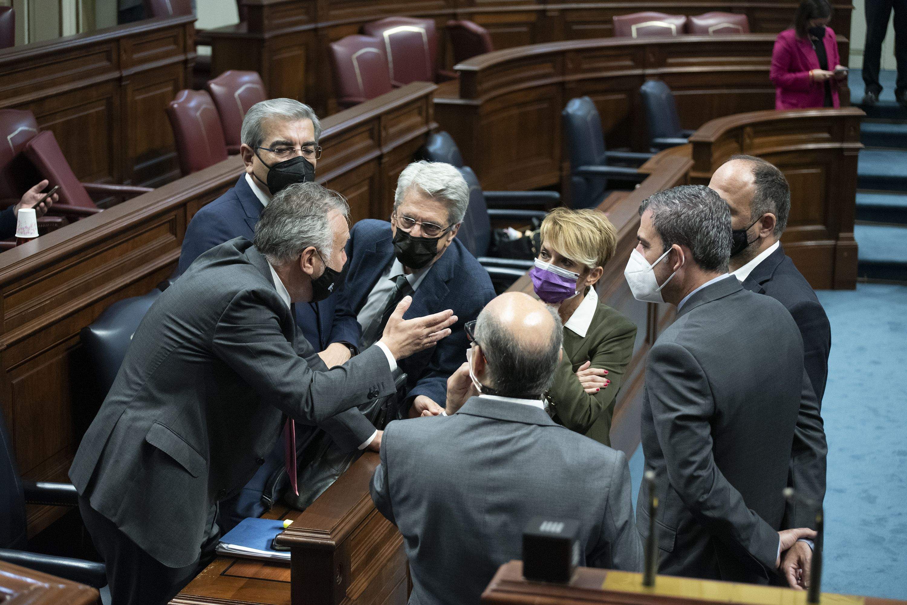 Ángel Víctor Torres habla con sus socios de gobierno durante el debate del estado de la nacionalidad en el que volvió a hablarse del Sáhara./ ACFIPRESS/ Estefanía Briganty