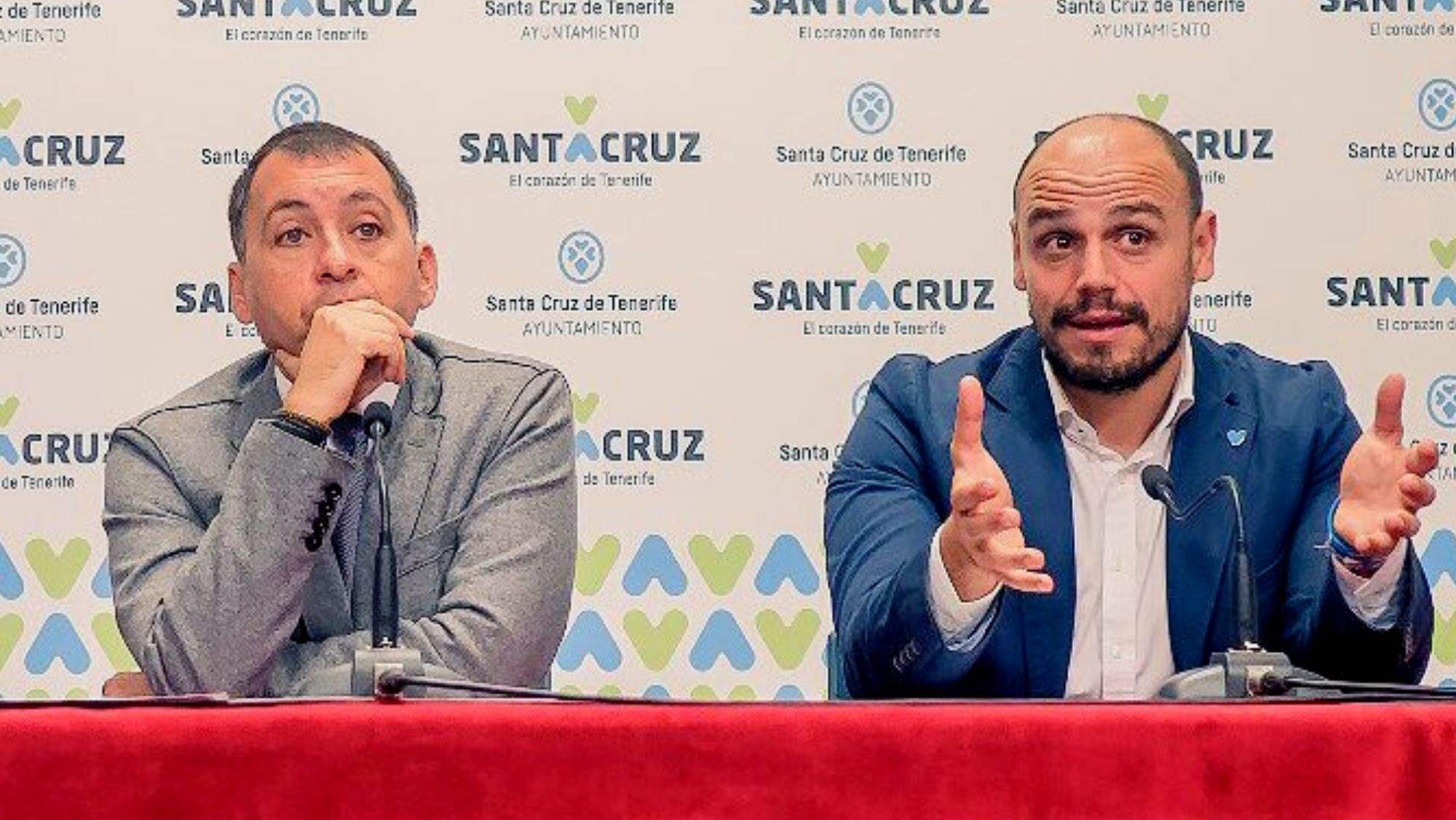 El alcalde de Santa Cruz de Tenerife, José Manuel Bermúdez y el concejal de Hacienda, Alfonso Cabello, en rueda de prensa. / AH