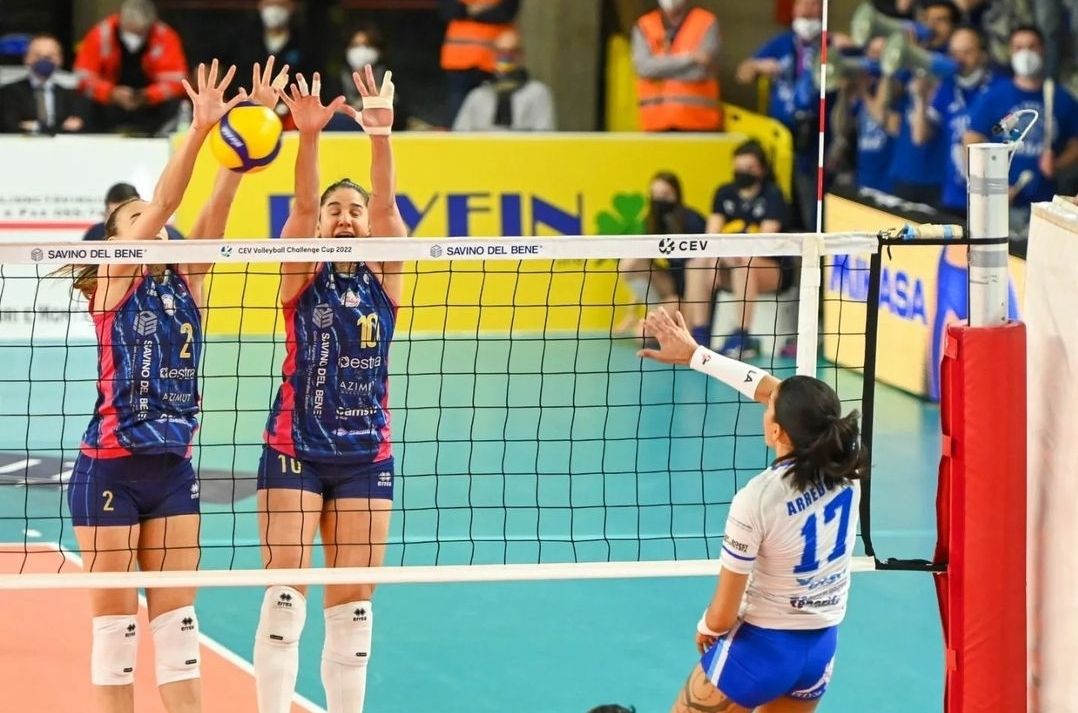 Las jugadoras del CV Haris se encontraron con una defensa impenetrable del Scandicci en el partido definitivo de la final de la Challenge Cup./ Redes