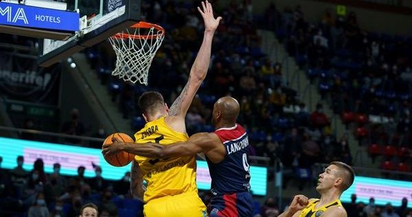 Fran Guerra disputa un balón con Landsdowne en la victoria del CB Canarias ante Strasbourg./ Efe