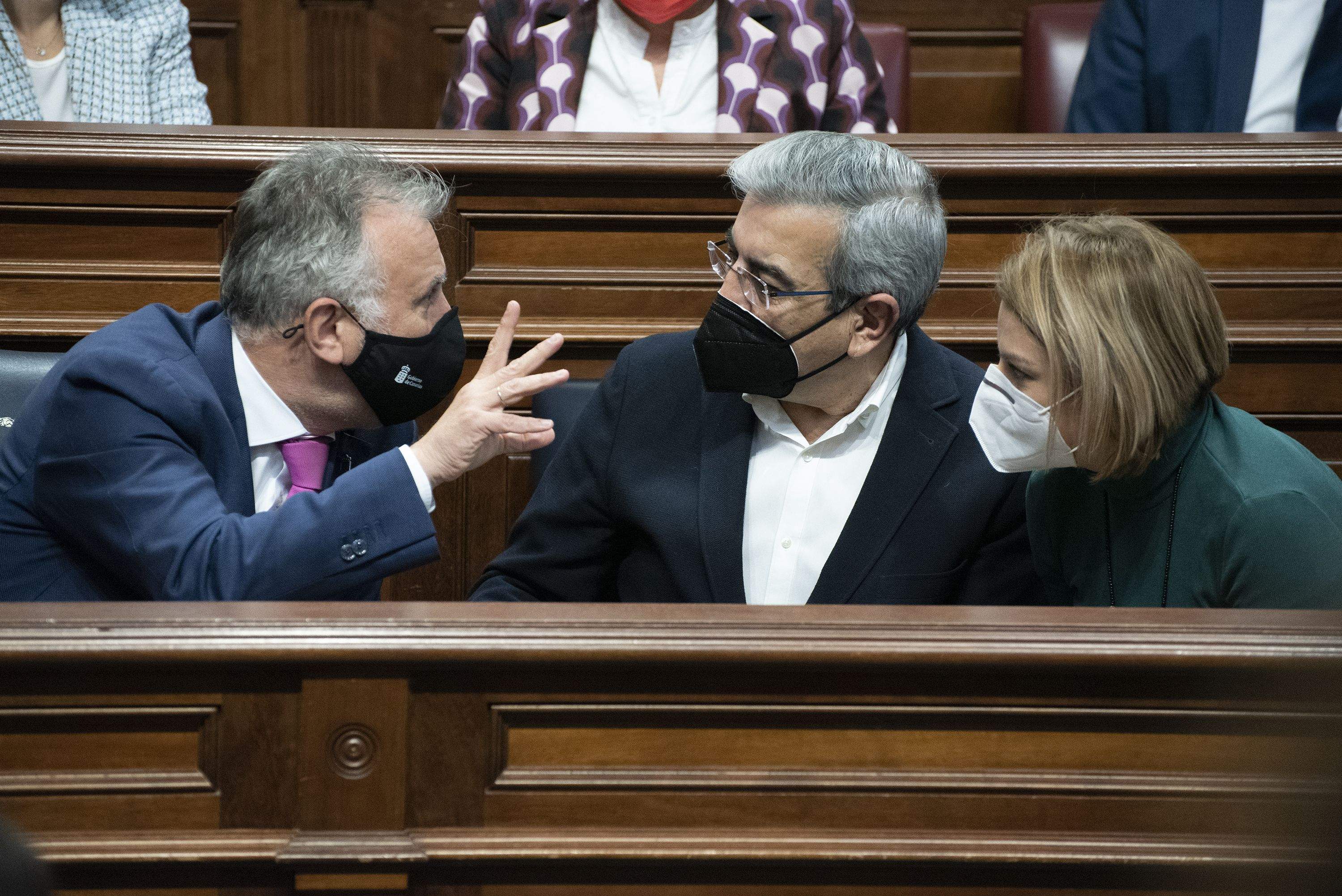 Las fuerzas de izquierda fabulan con un Frente Popular en Canarias. En la imagen, Ángel Víctor Torres habla con sus socios de Gobierno, durante la anterior legislatura, Román Rodríguez (NC) y Noemí Santana (Podemos). /  ESTEFANÍA BRIGANTY-ACFIPRESS