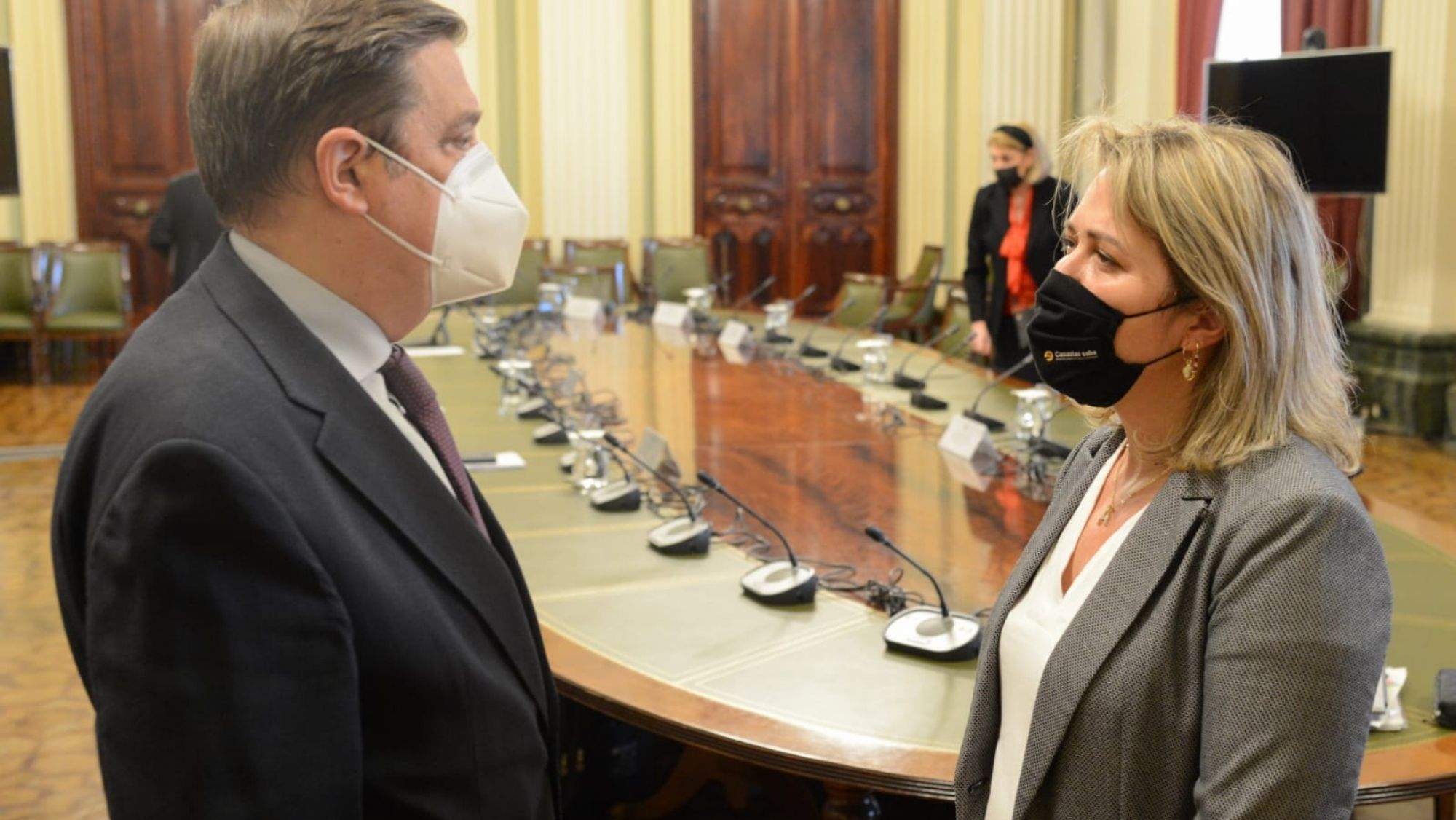 La consejera, Alicia Vanoostende, con el ministro Luis Planas en Madrid. / Cedida