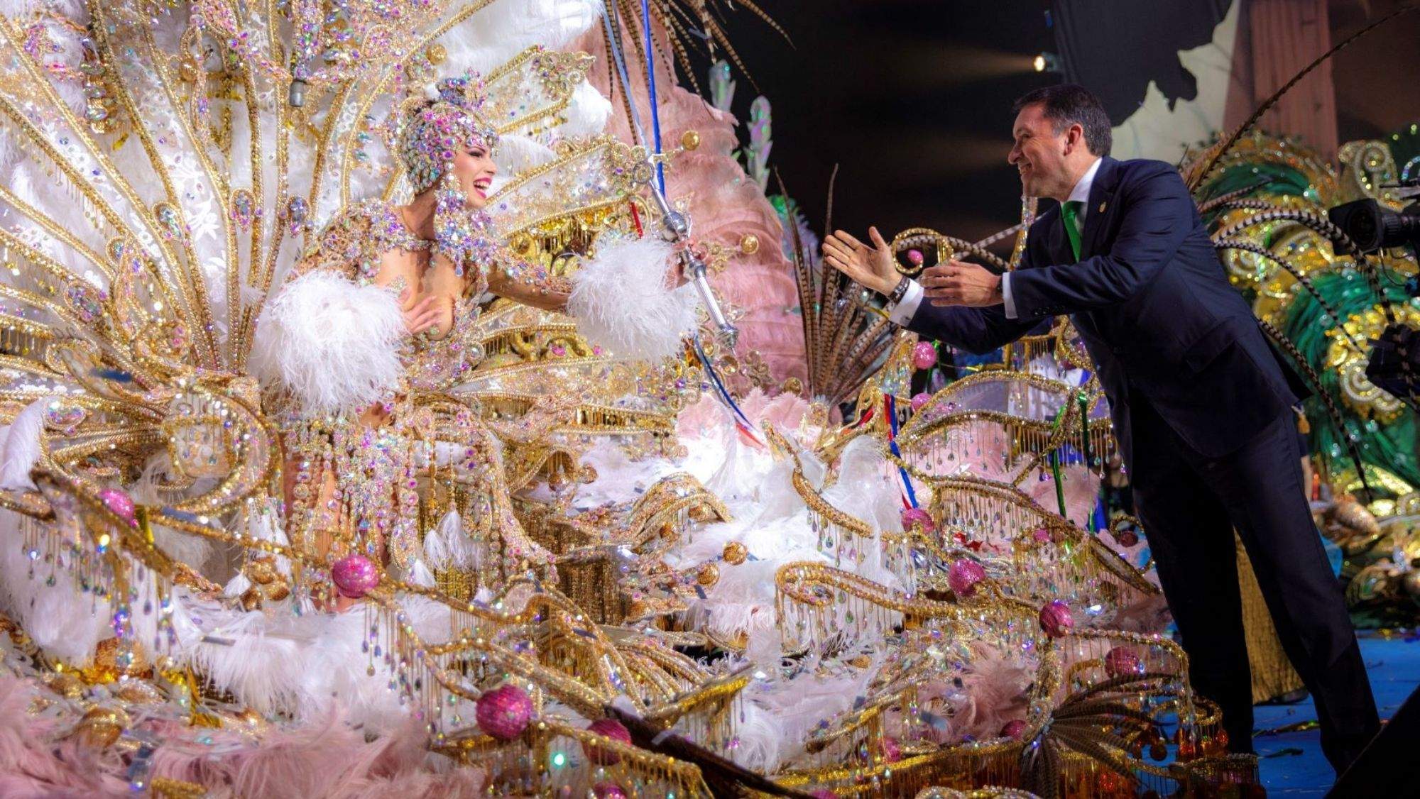 El alcalde de Santa Cruz de Tenerife, José Manuel Bermúdez, entrega el cetro a la Reina del Carnaval 2019, Priscila Medina. / Archivo