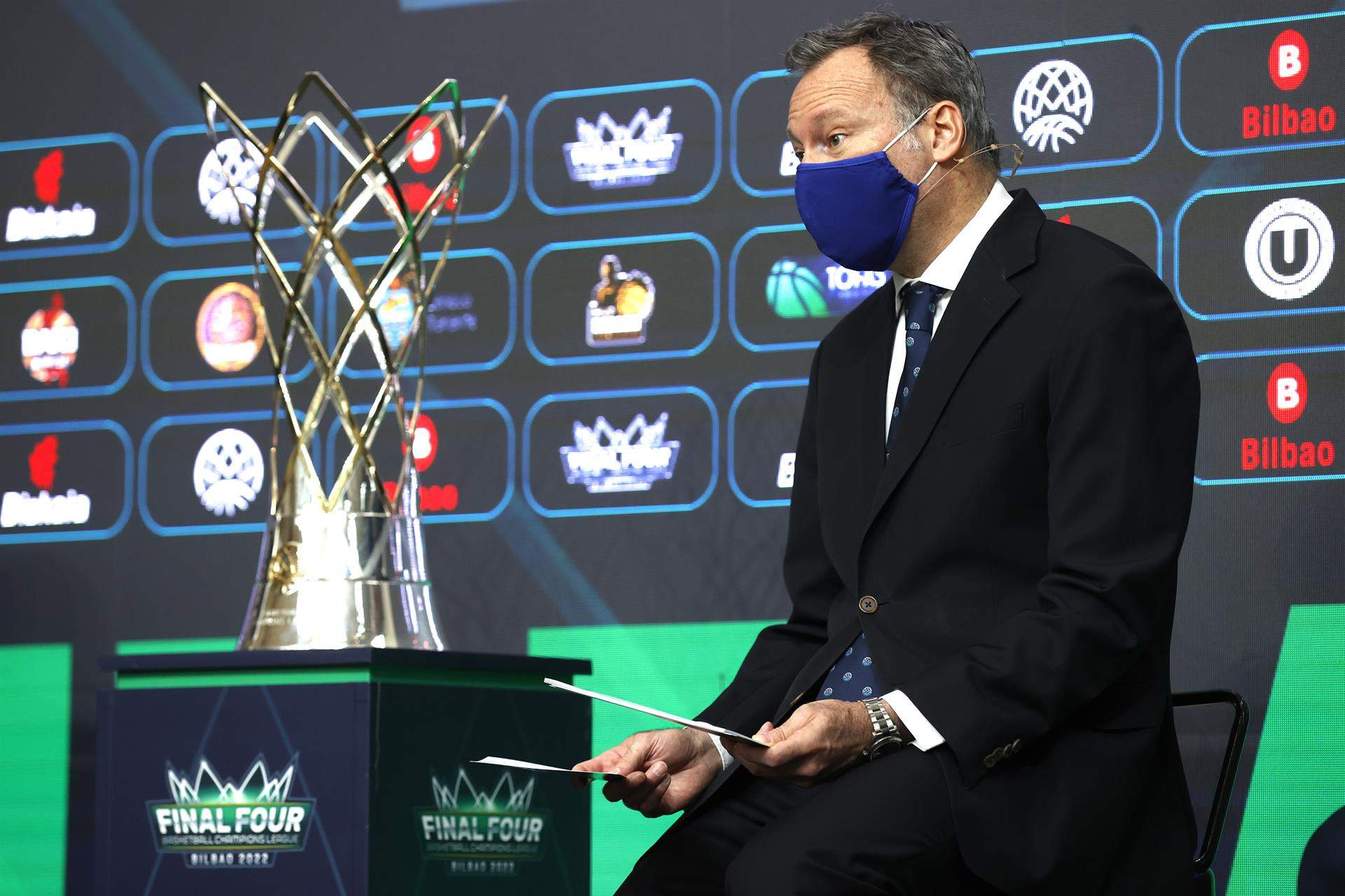 El CEO de la Liga de Campeones de Baloncesto, Patrick Comninos junto al trofeo que el Canarias aspira a conseguir por su segunda vez en su historia./ Efe