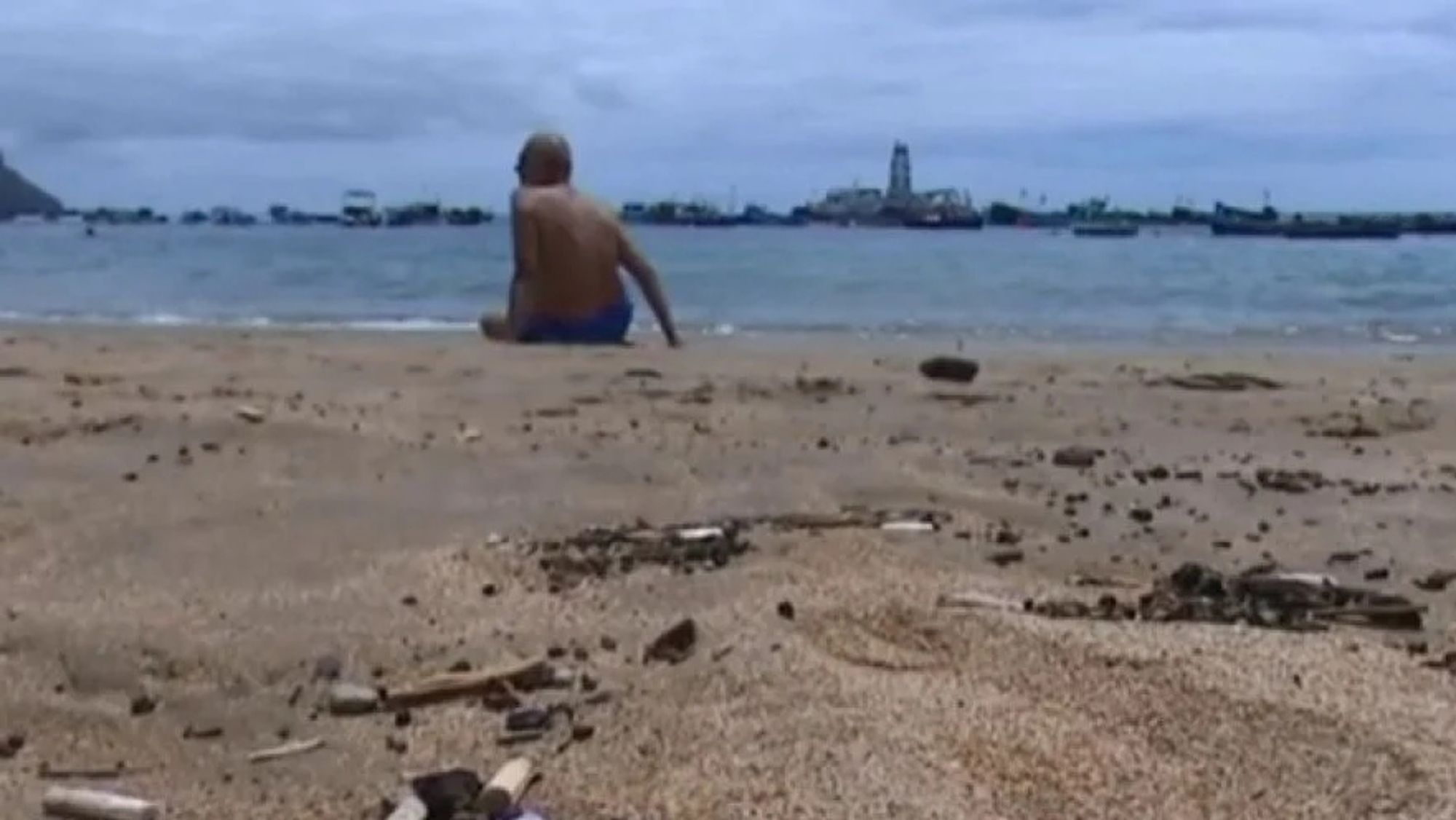 Colillas en la playa de Las Teresitas. / Antena3