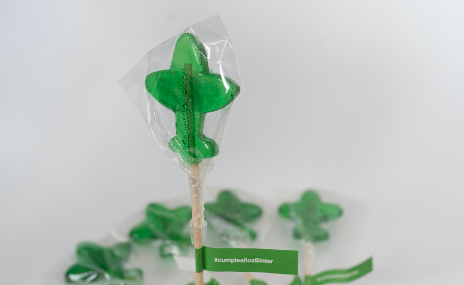 Piruleta con forma de avión que conmemora los 33 años de Binter./