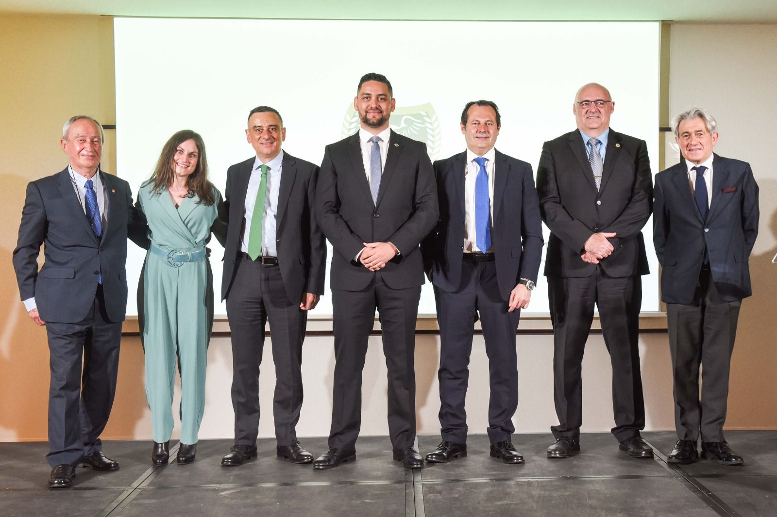 El decano de los Titulados Mercantiles y Empresariales de Santa Cruz de Tenerife (Cotime), Samuel Cruz, con los premiados e invitados./
