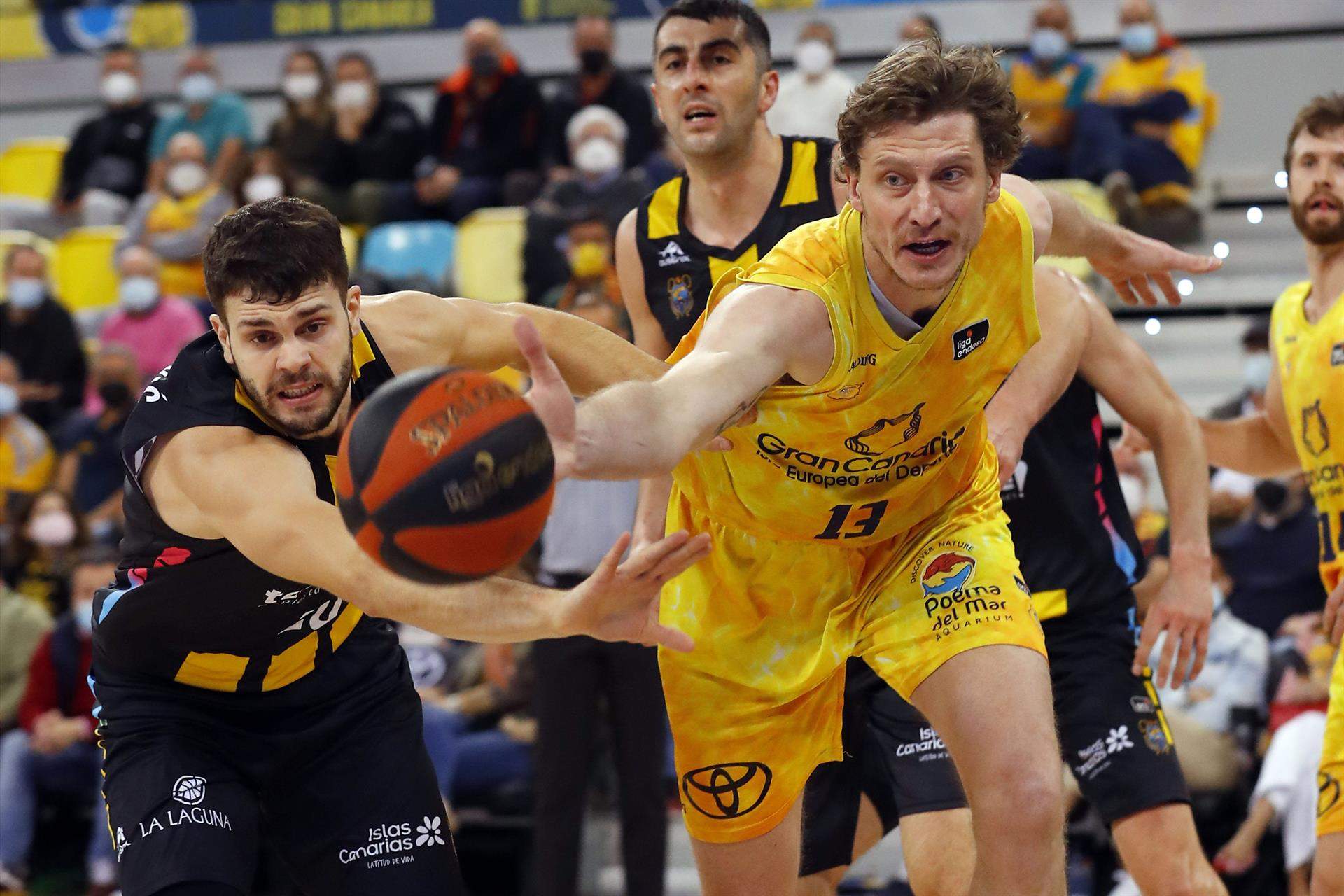 Pustovyi y Todorovic disputan un balón en el derbi canario entre Gran Canaria y CB Canarias./ Efe