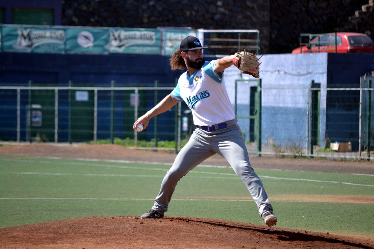 Carlos Sierra realiza un lanzamiento en la victoria del Tenerife Marlins ante el Antorcha Valencia./ Cedida
