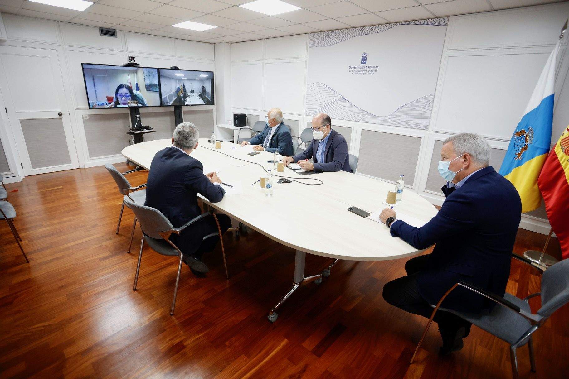 Gobierno y FET se reúnen por los precios del transporte escolar. / Gobierno de Canarias 