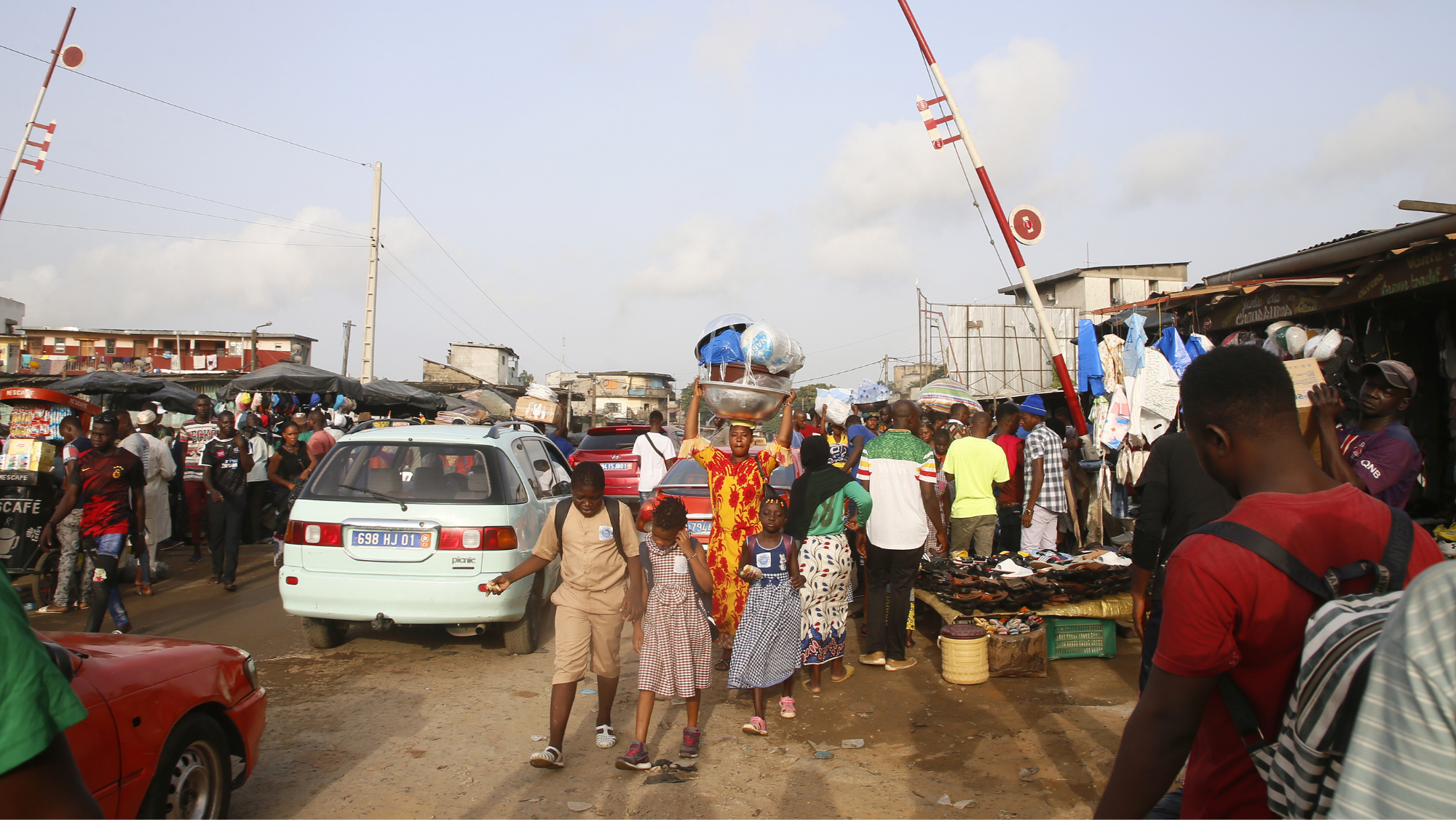 Grupo de personas en un mercado de Costa de Marfil. / EFE