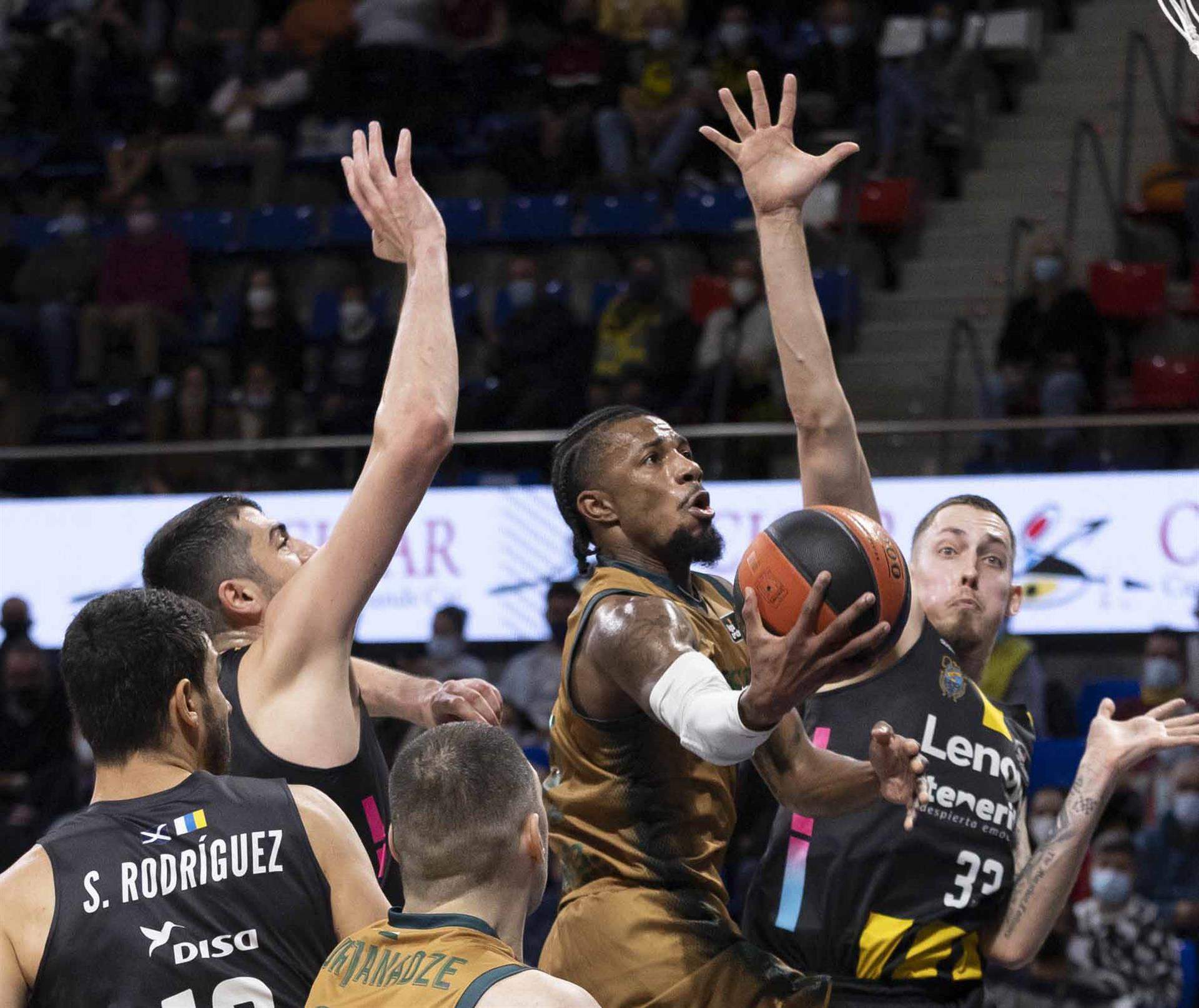 Shannon Evans penetra la defensa del CB Canarias en la victoria de los aurinegros antes el Betis./ Efe