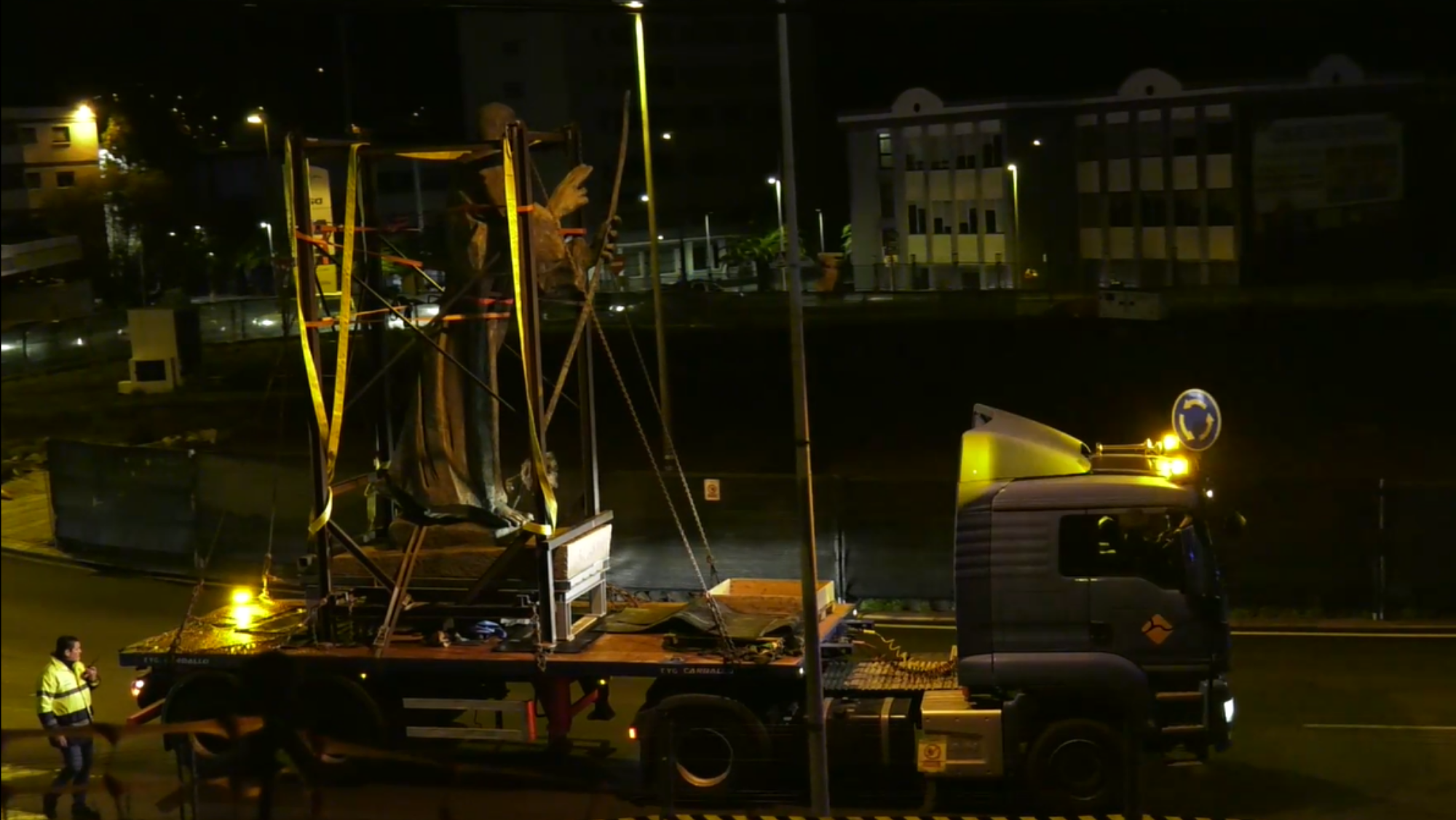 Momento del traslado de la estatua del Padre Anchieta. / Cabildo de Tenerife