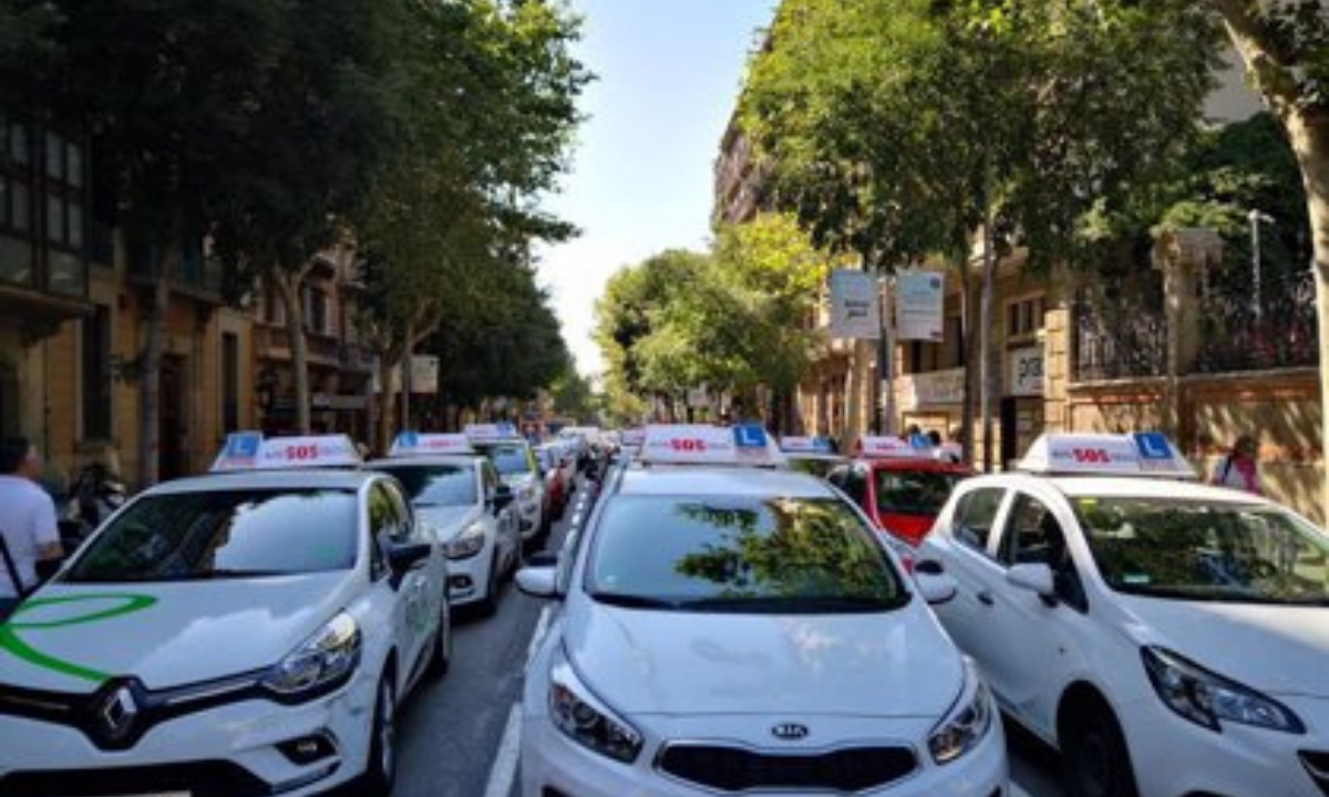 Una caravana de autoescuelas en la Península. / Europa Press 