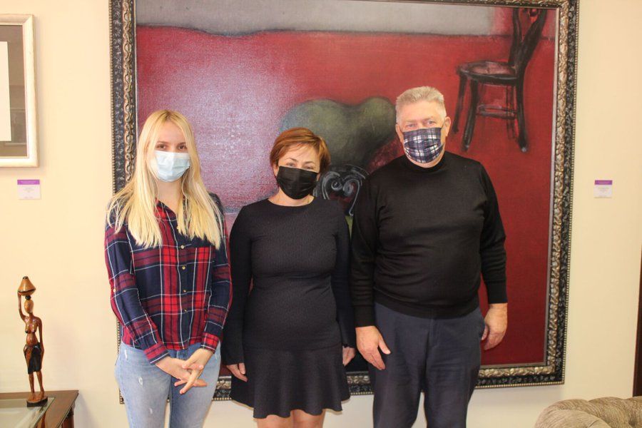 La rectora de la ULL, Rosa Aguilar, con los alumnos ucranianos Anastasiya Mayorova y Oleksandr Novykh. / ULL