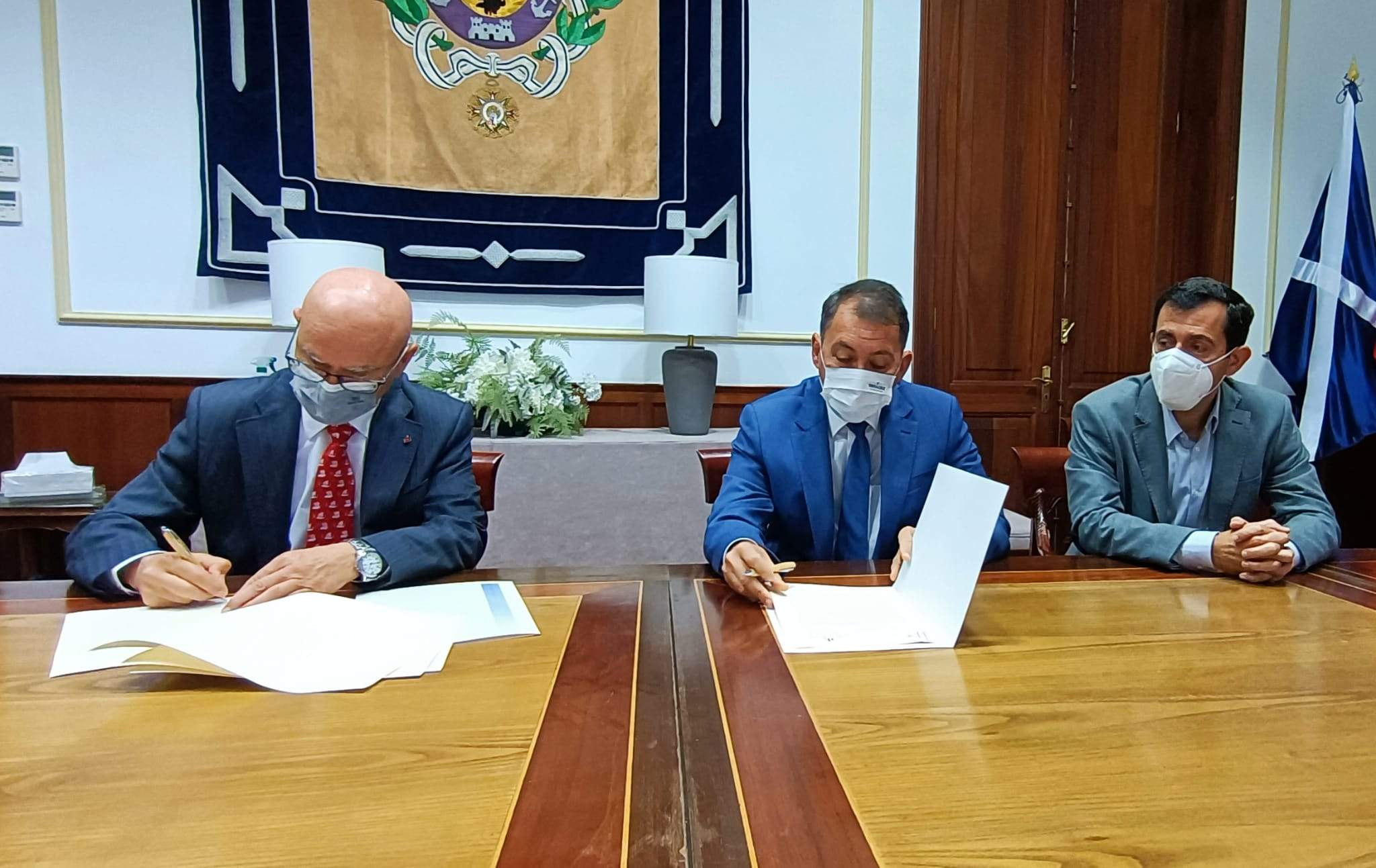 Foto de la firma de la cesión temporal de un inmueble de Santa Cruz a la Diputación del Común./